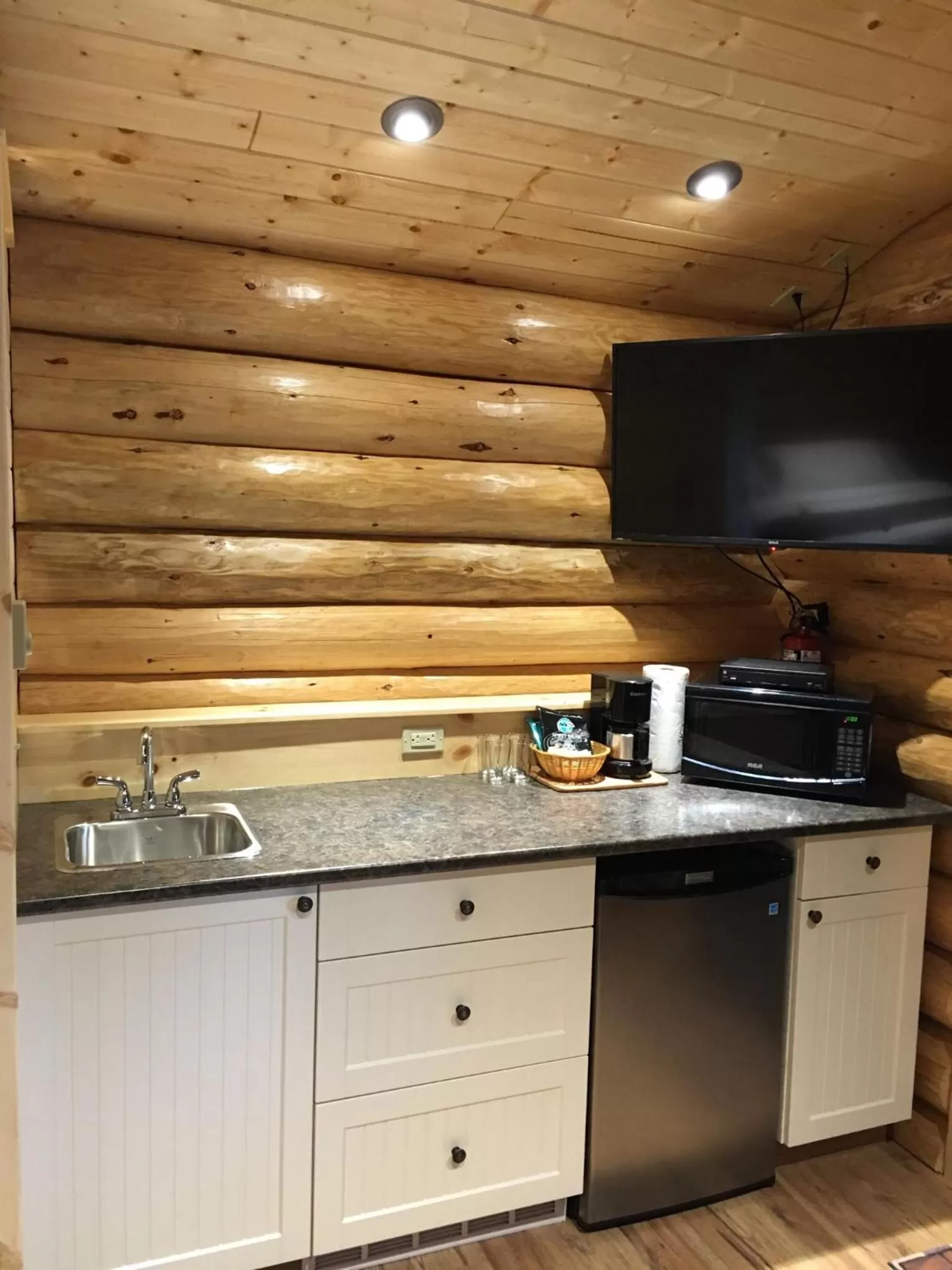 Kitchen or kitchenette in Port Hardy Cabins