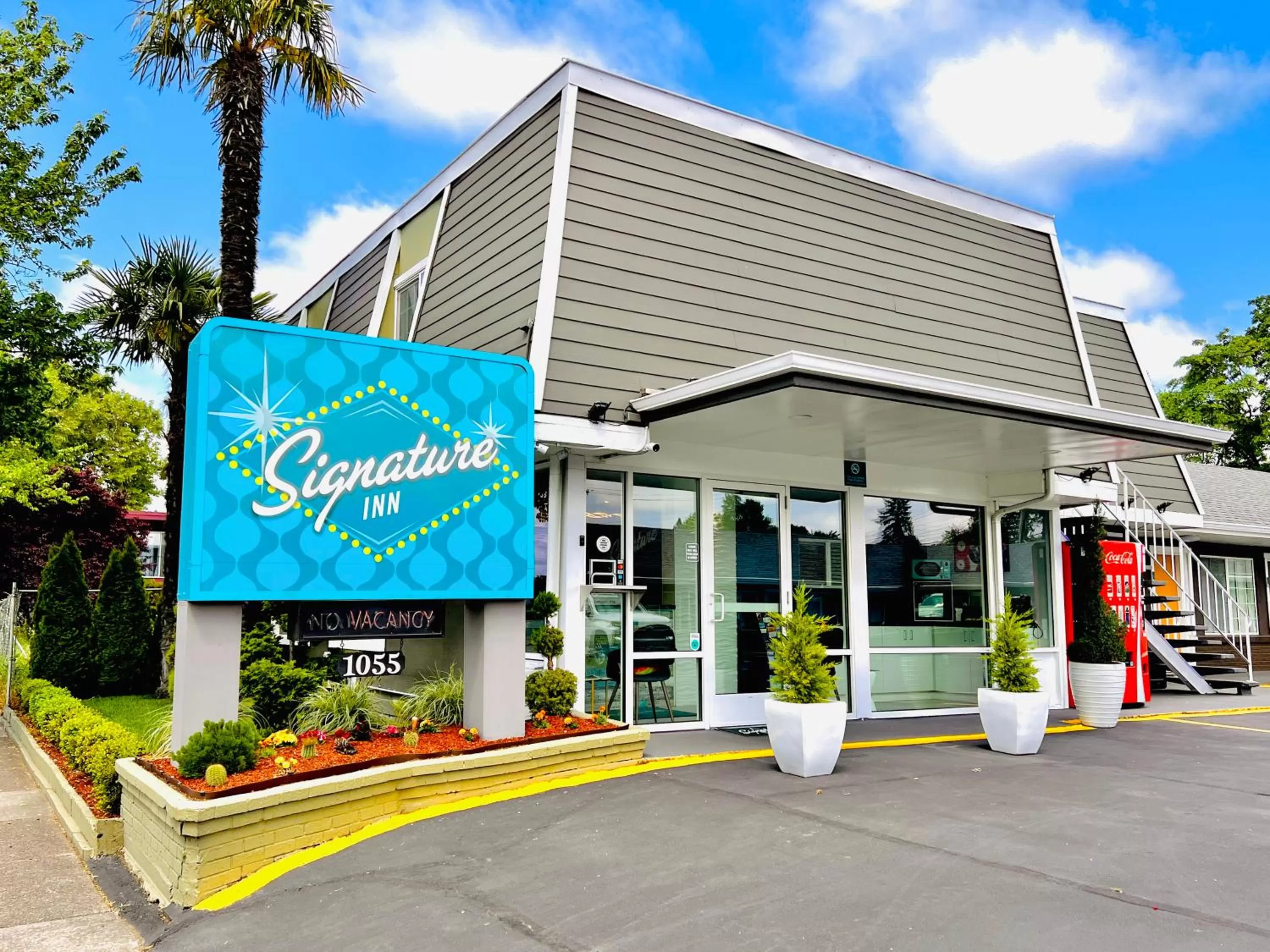 Property building in Signature Inn Eugene