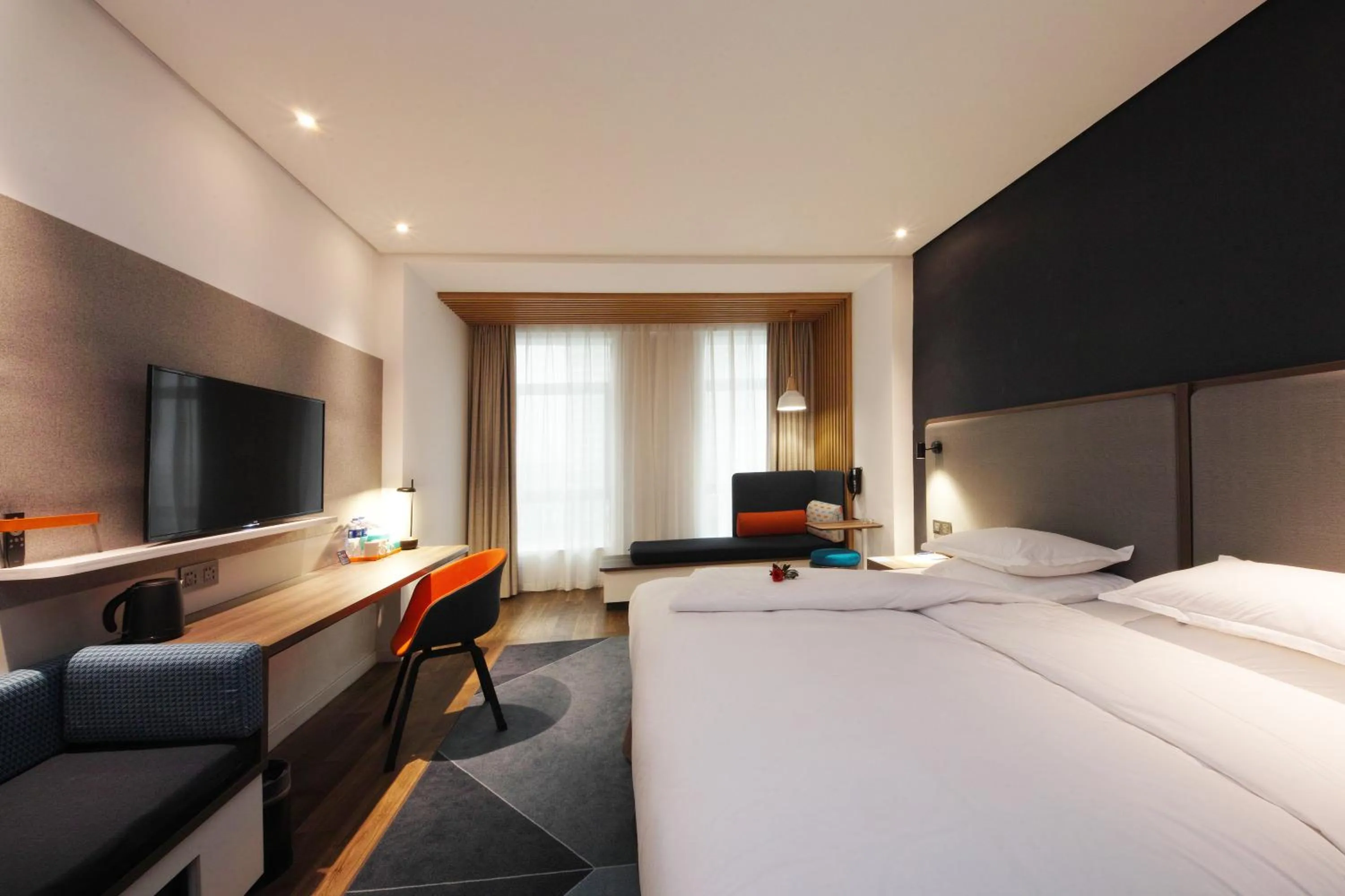 Photo of the whole room, Bed in Holiday Inn Express Hefei Shushan by IHG