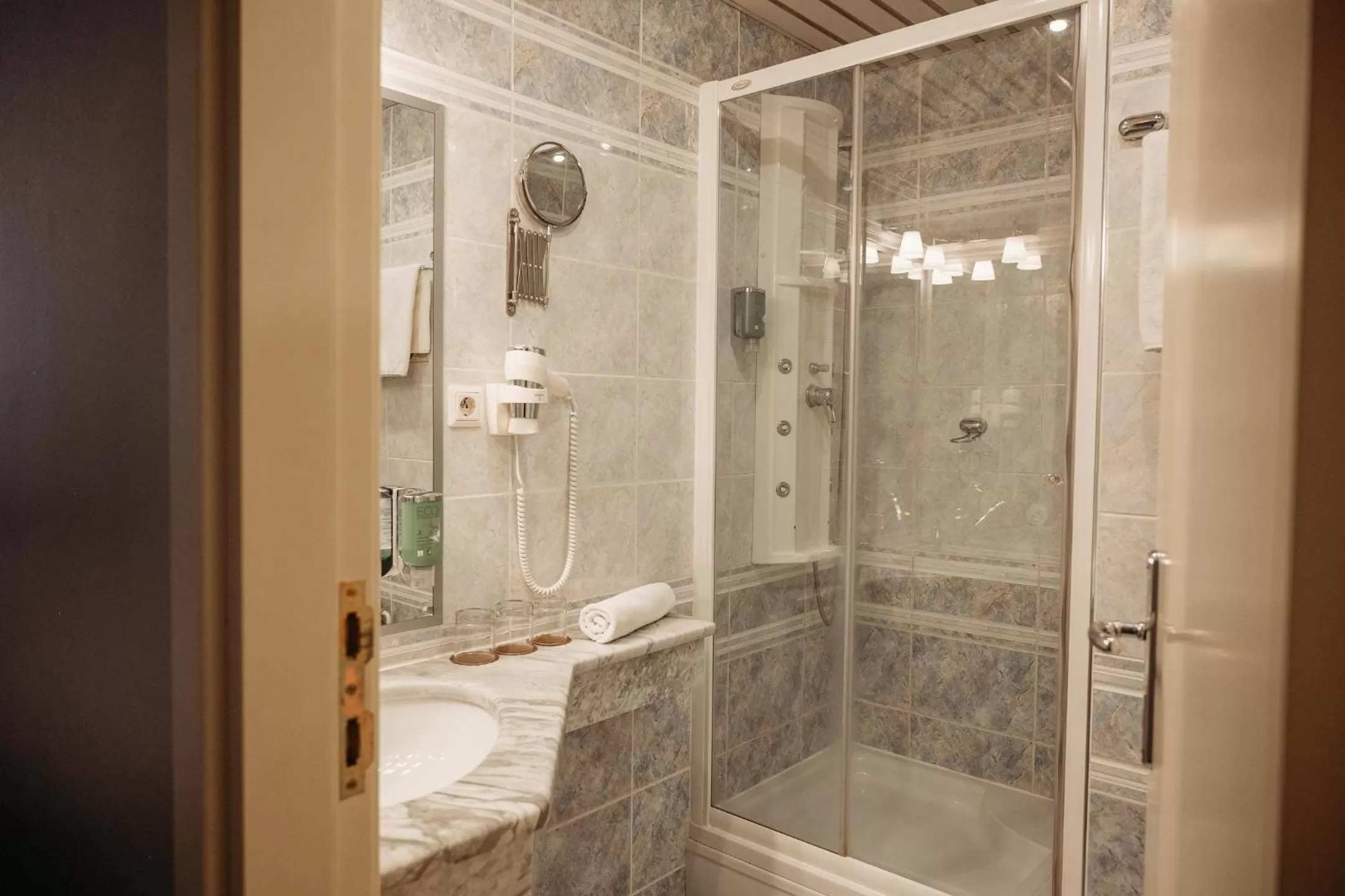 Bathroom in Hotel Kunst