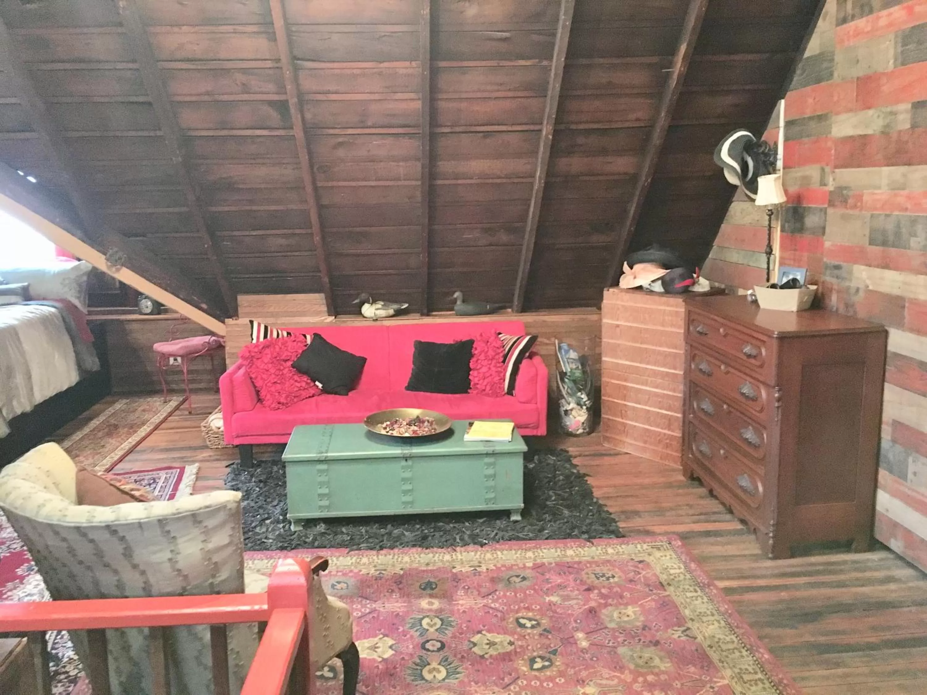 Photo of the whole room, Seating Area in Aaron House of Niagara Falls