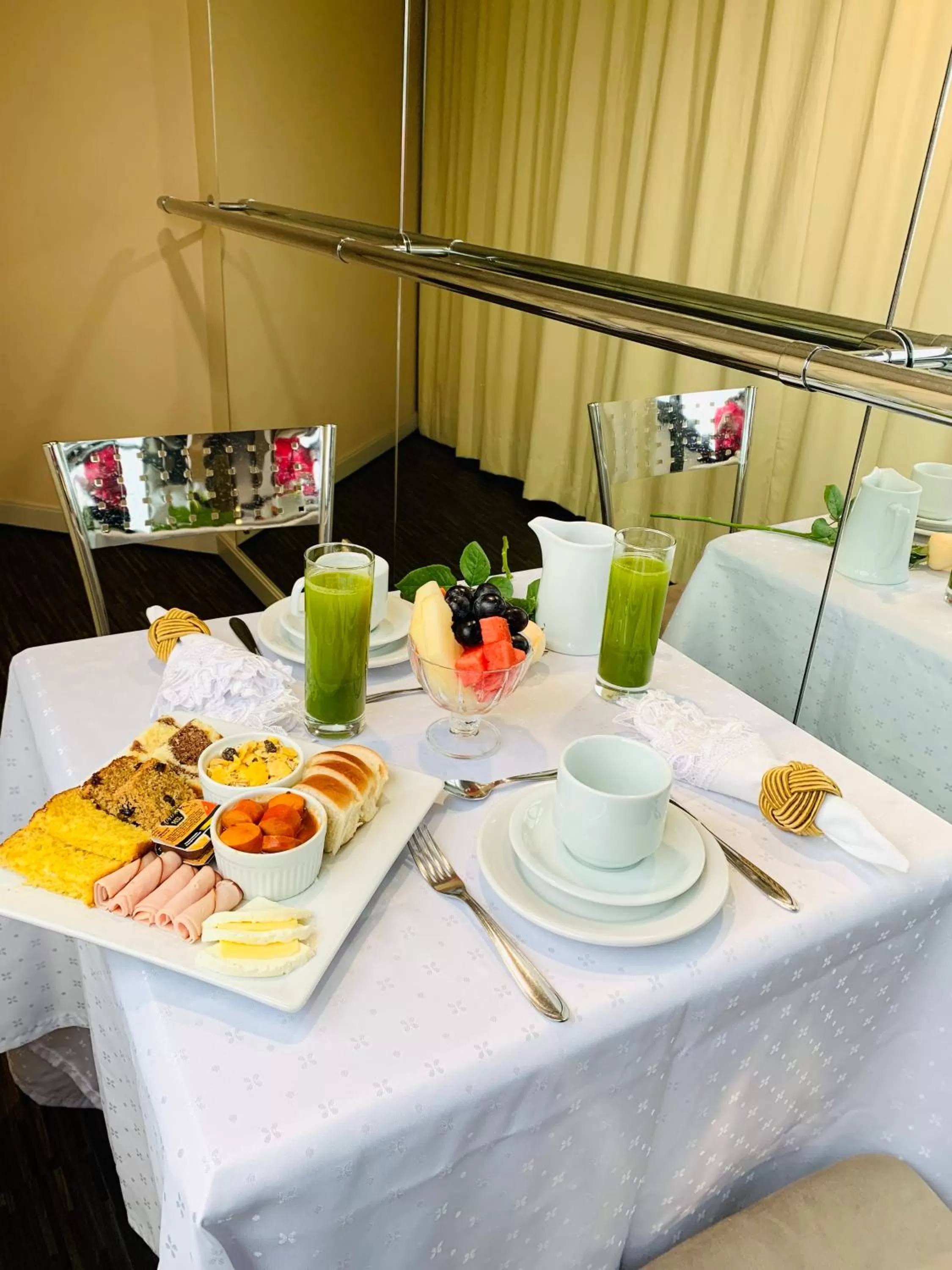 Breakfast in Blue Tree Towers Joinville