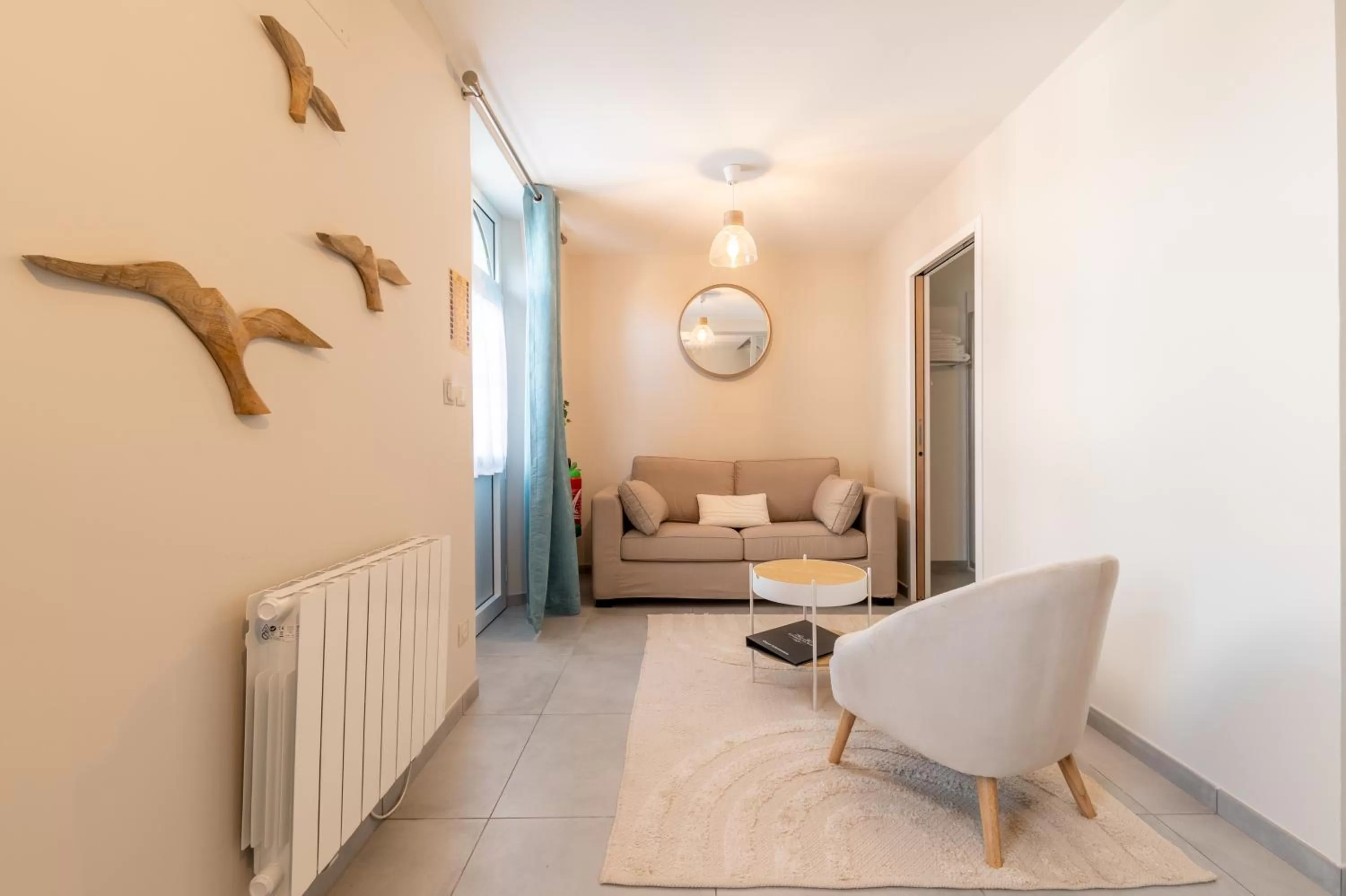 Coffee/tea facilities, Seating Area in Hôtel Échappée en Baie - Parking privé gratuit