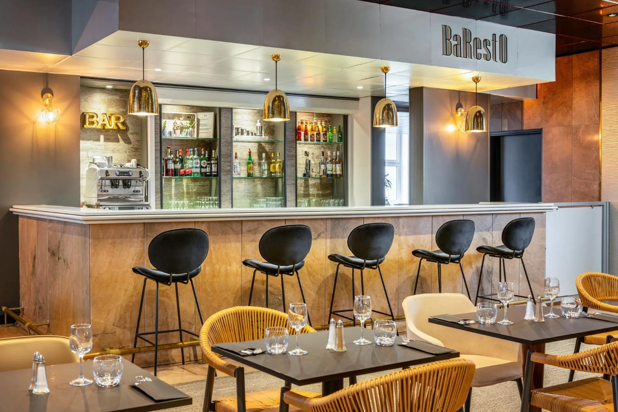 Restaurant/places to eat in ibis Paris porte de Bercy