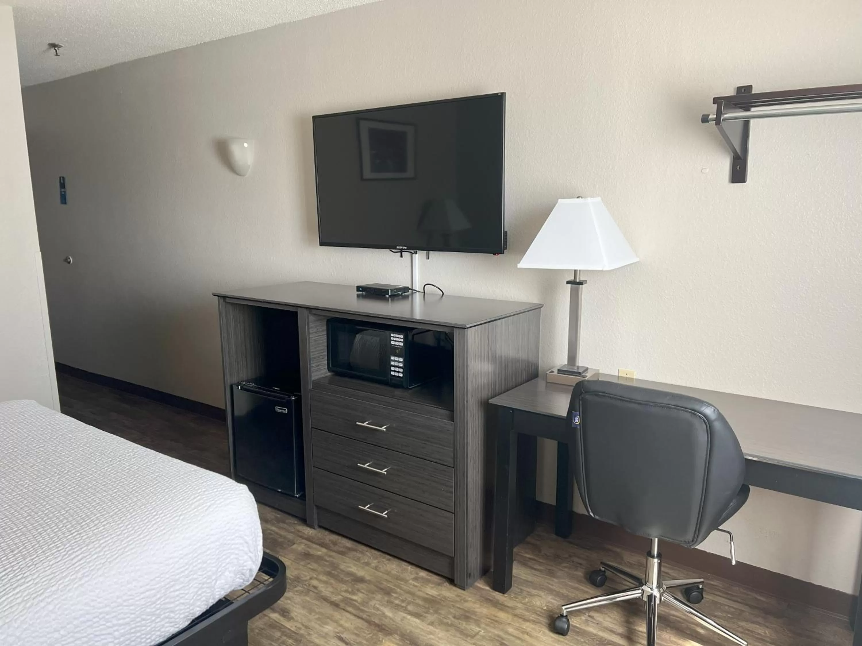 TV and multimedia, Bed in Days Inn by Wyndham Orange Park/Jacksonville