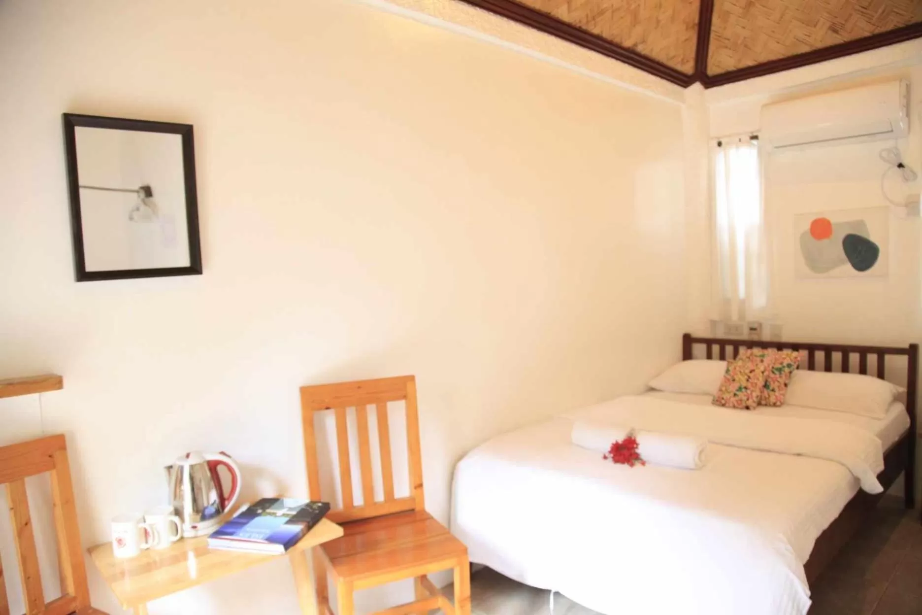 Photo of the whole room, Bed in Sunz en Coron Resort