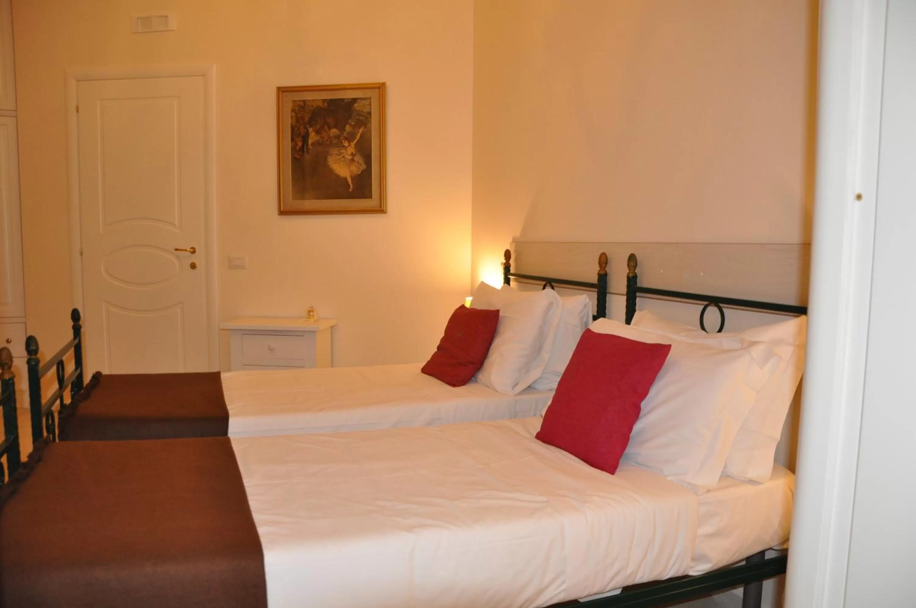 Photo of the whole room, Bed in Domus Borbonica