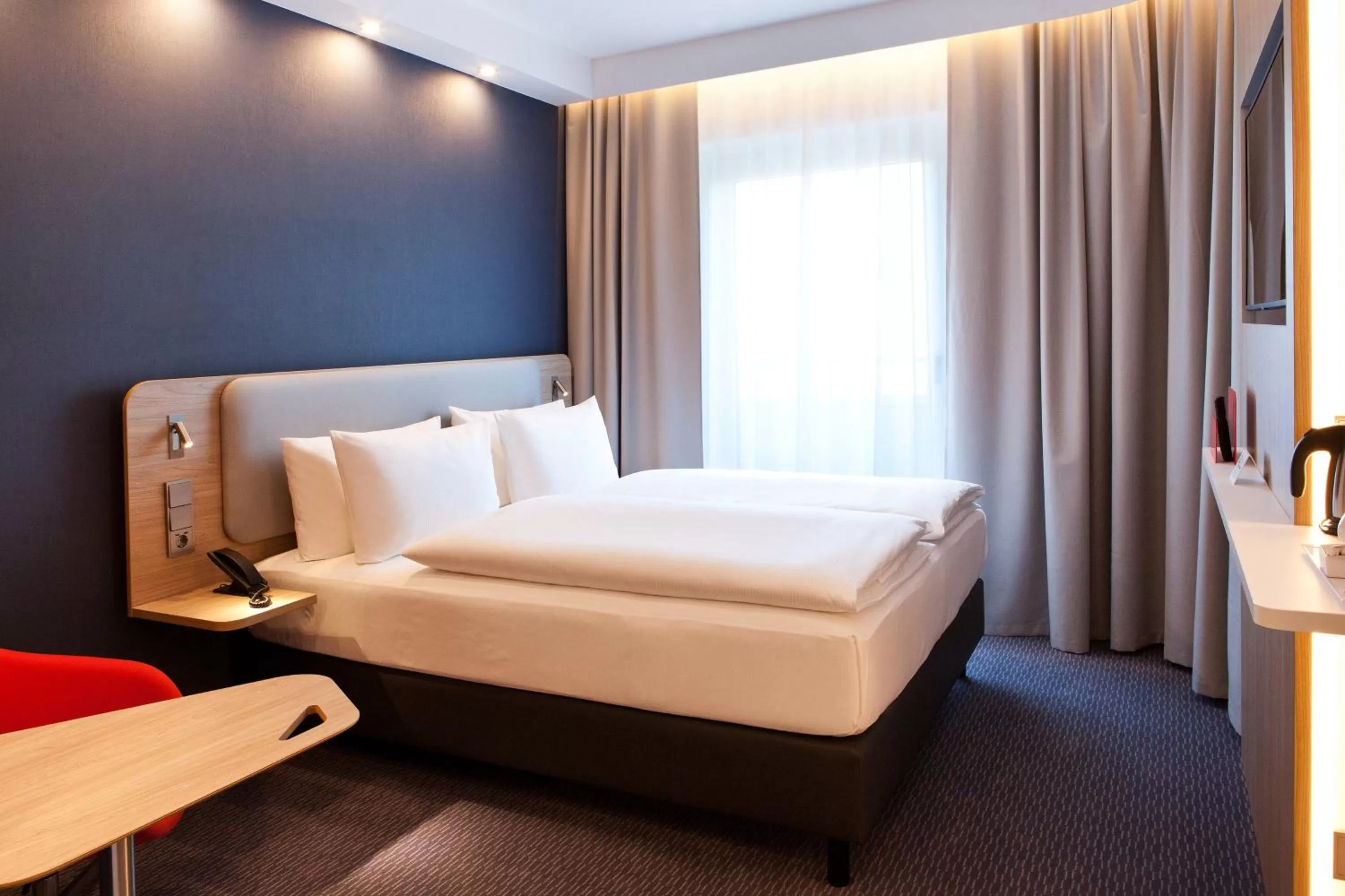 Photo of the whole room, Bed in Holiday Inn Express Munich - Olympiapark by IHG