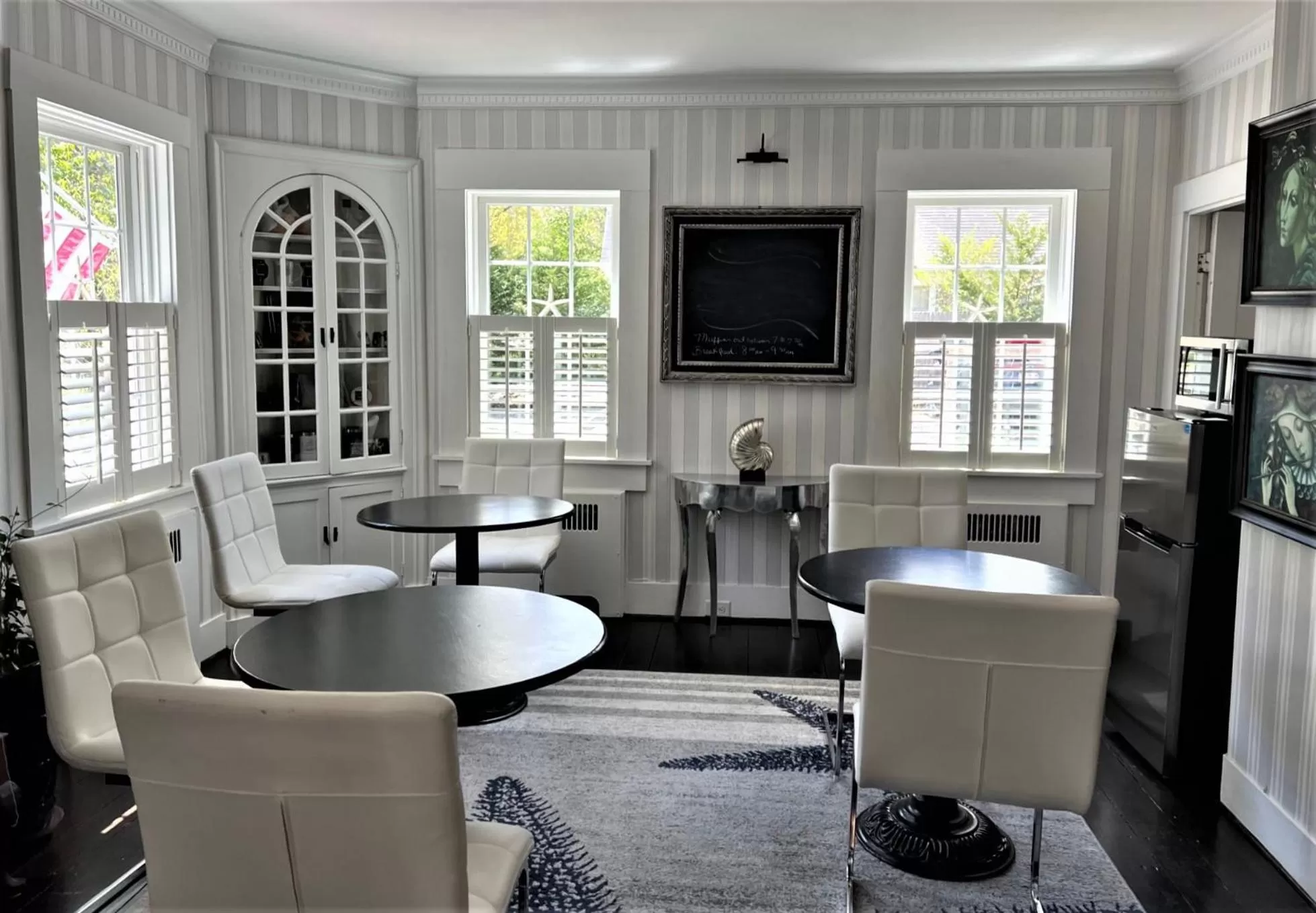 Dining area, Lounge/Bar in The Platinum Pebble Boutique Inn - Adults Only Property