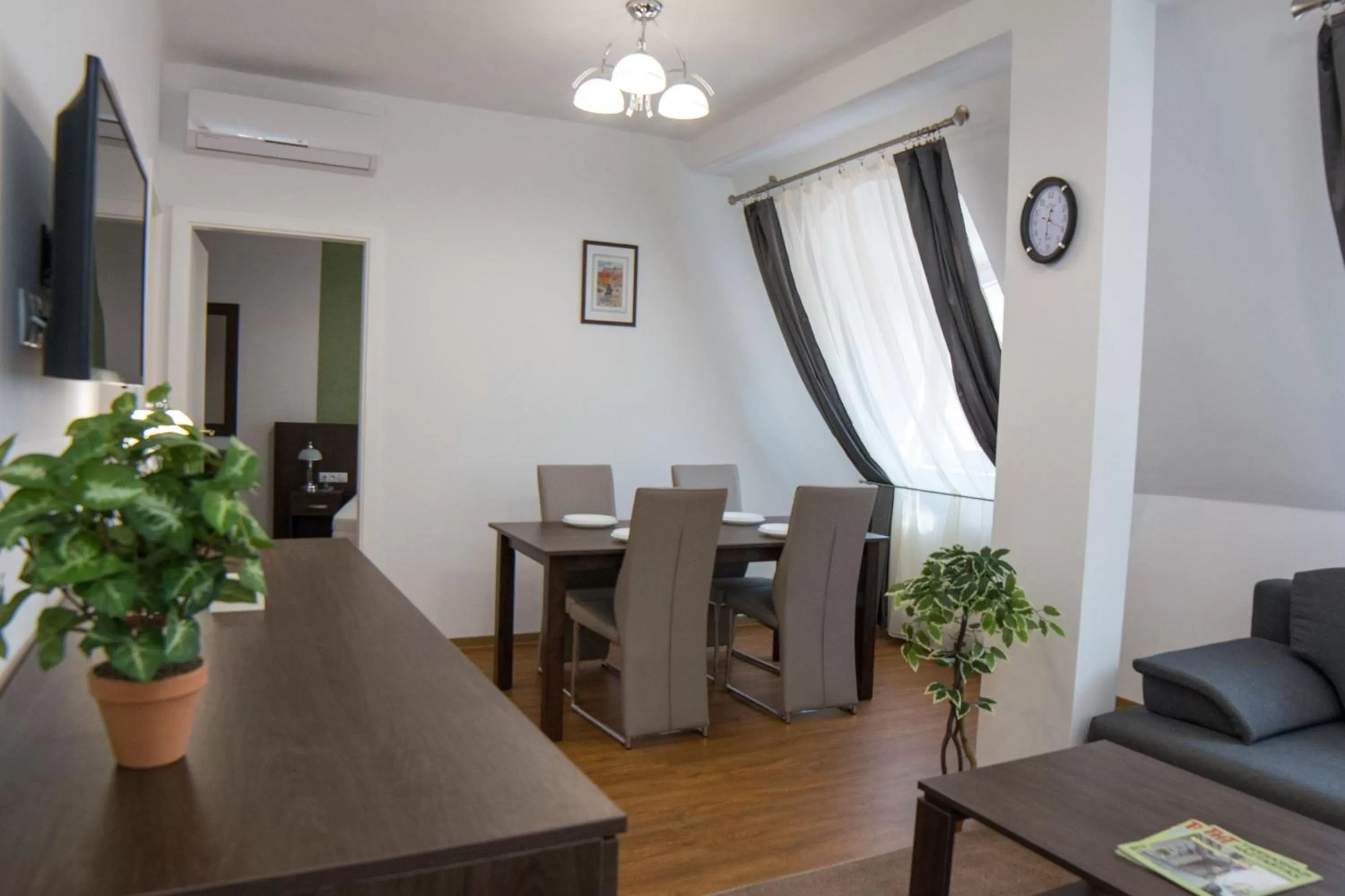 Dining Area in Mecset Apartman