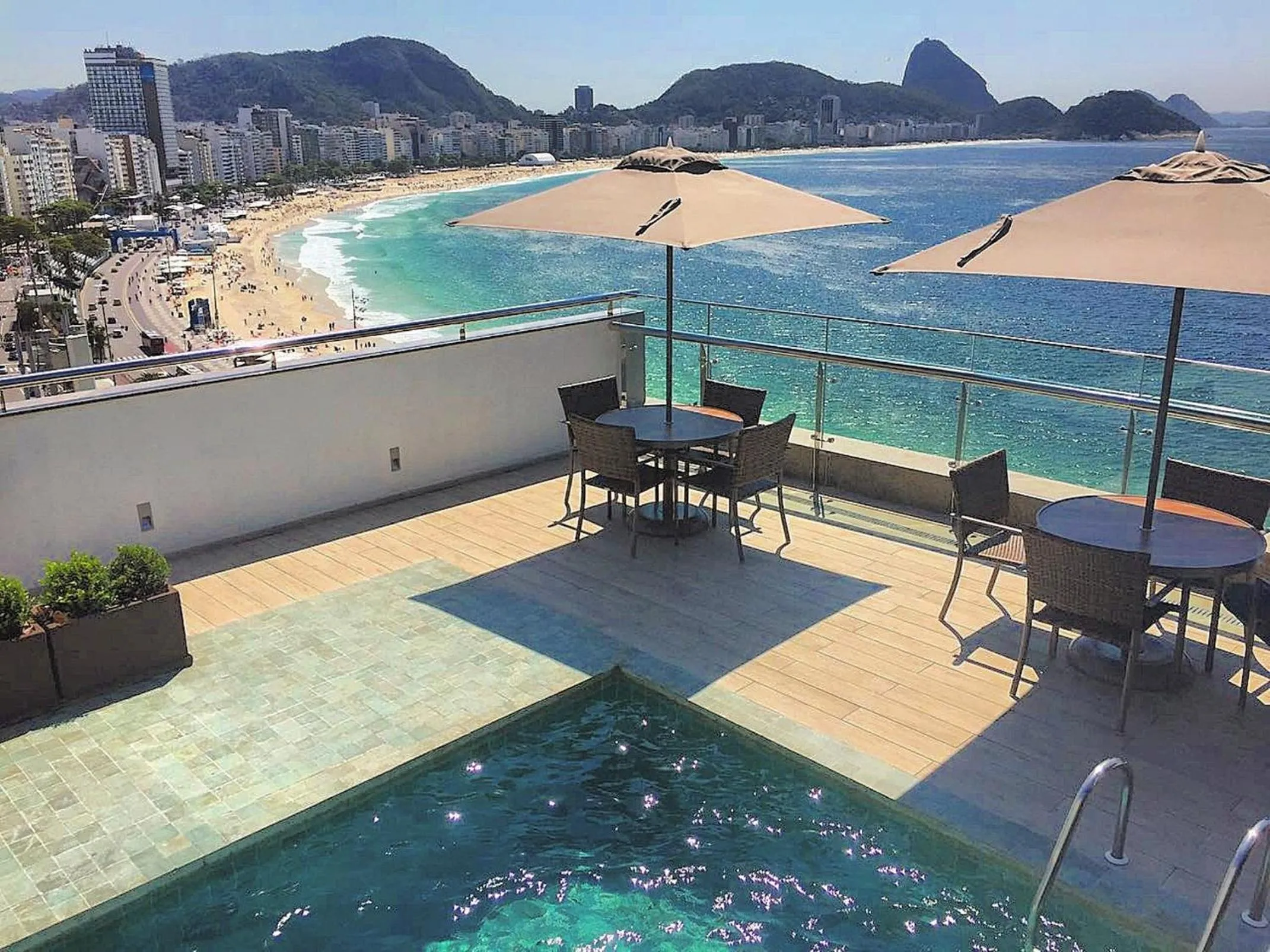 Swimming pool in Orla Copacabana Hotel