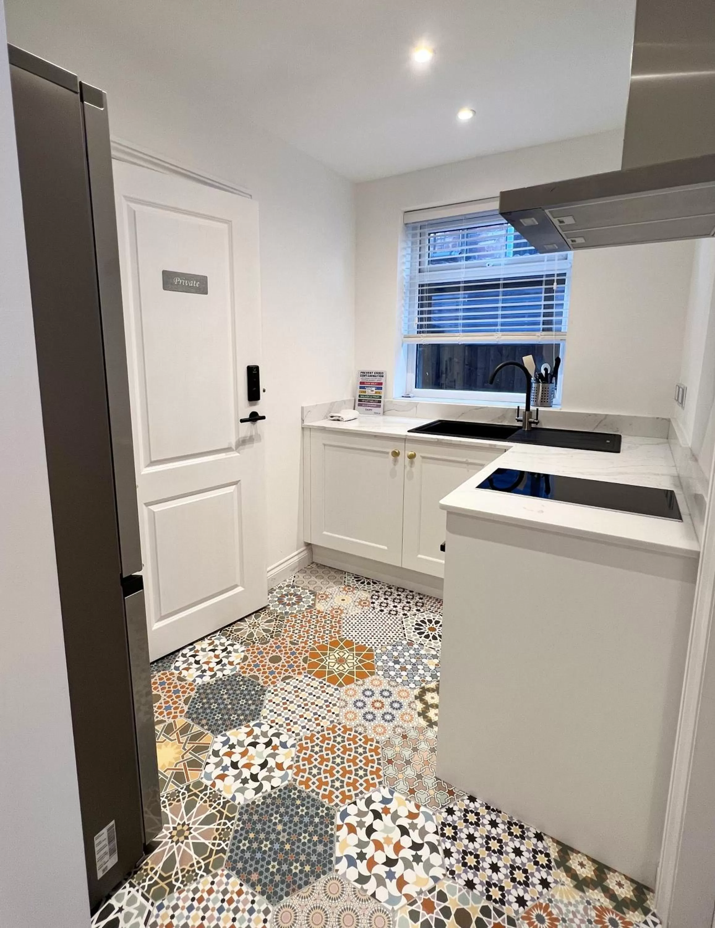 Kitchen or kitchenette in United Home B&B