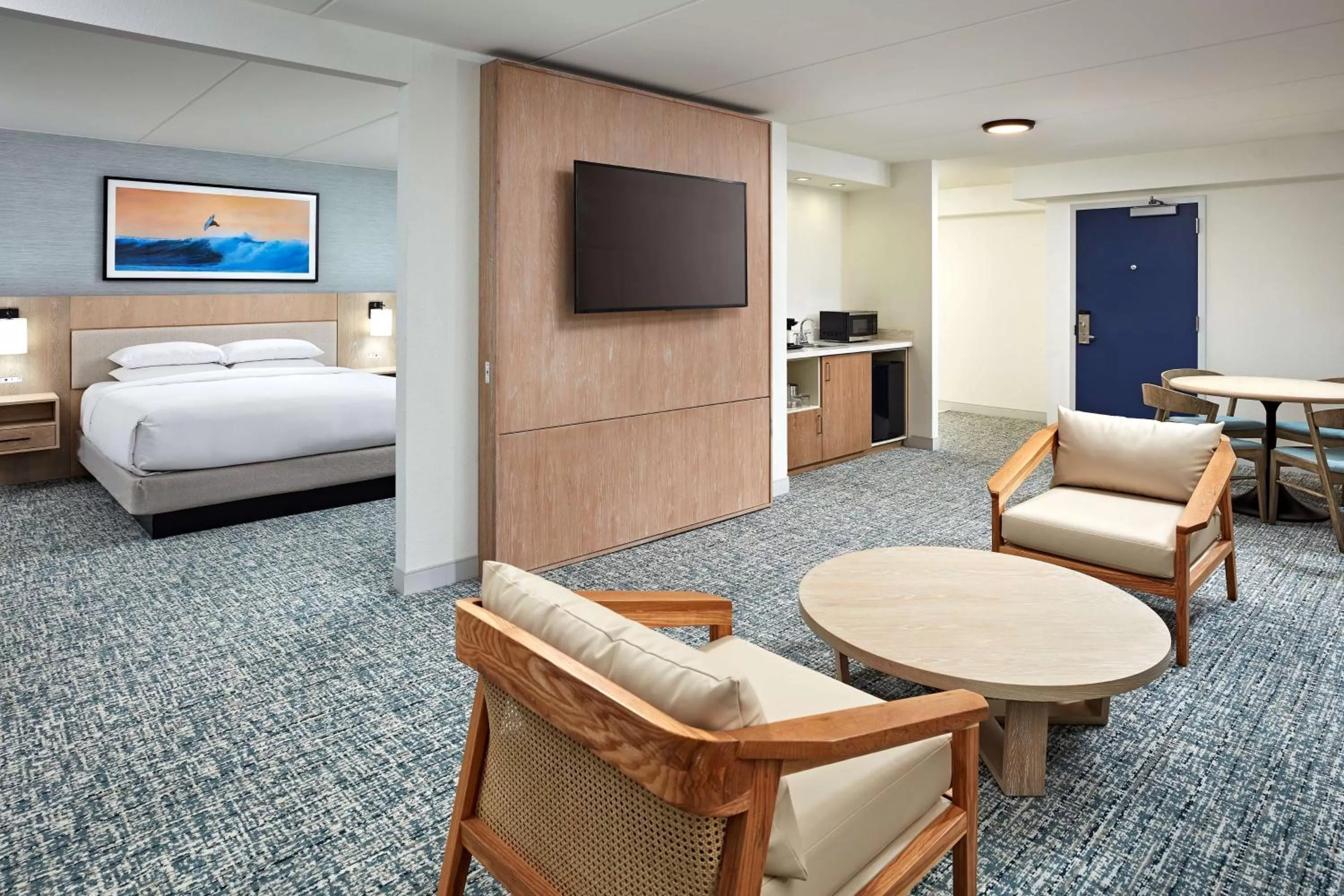 Living room, Bed in Hotel MDR Marina del Rey- a DoubleTree by Hilton