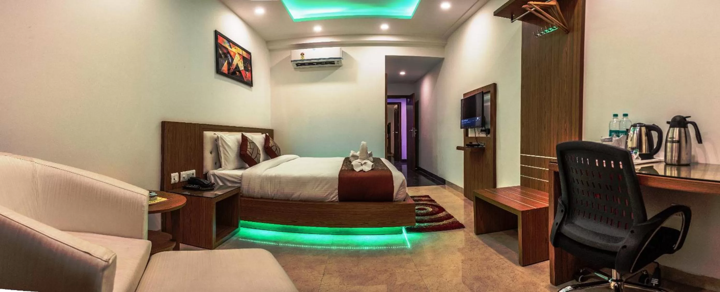 Bedroom, Bed in Hotel Suktara International