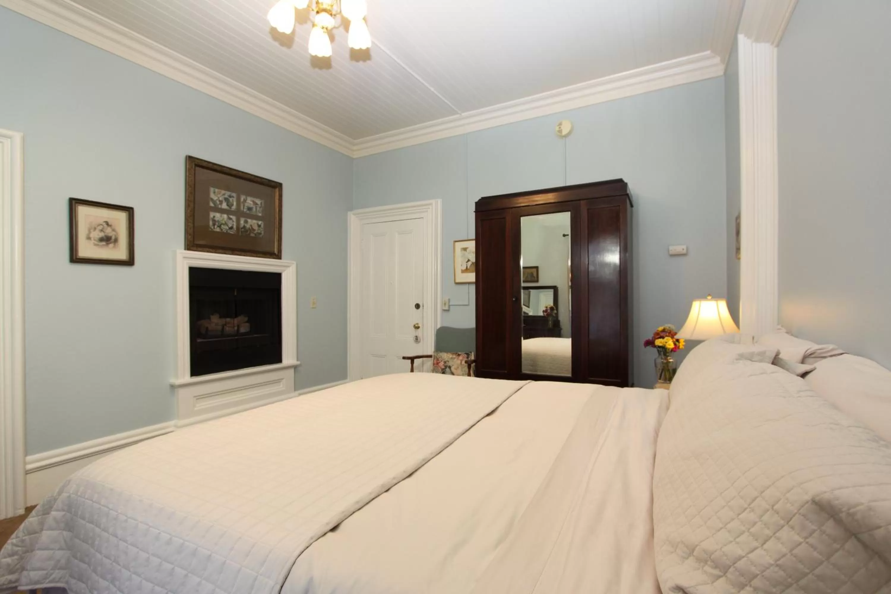 Bed in Olallieberry Inn Bed and Breakfast