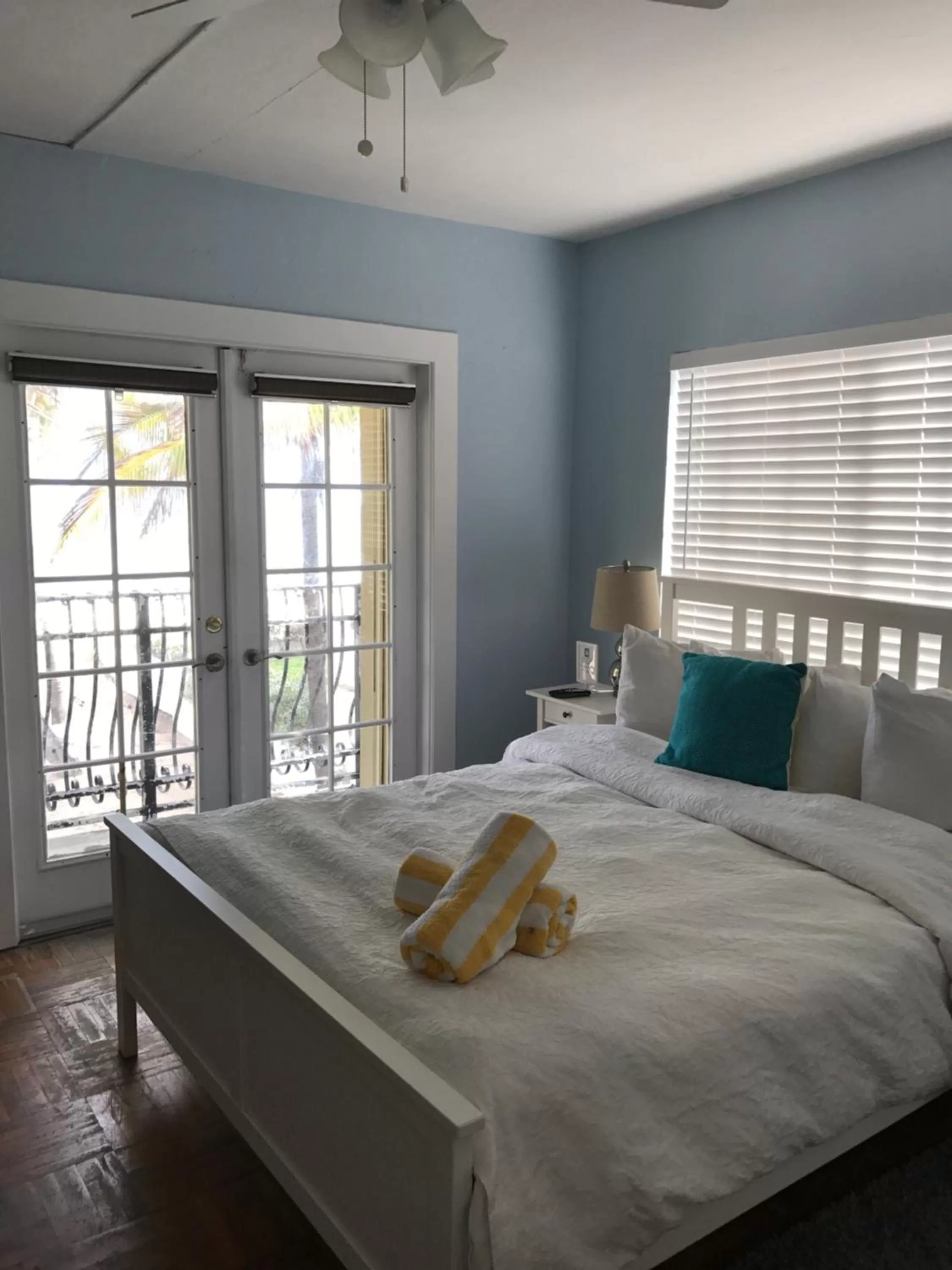 Queen Room in Courtyard Villa Hotel