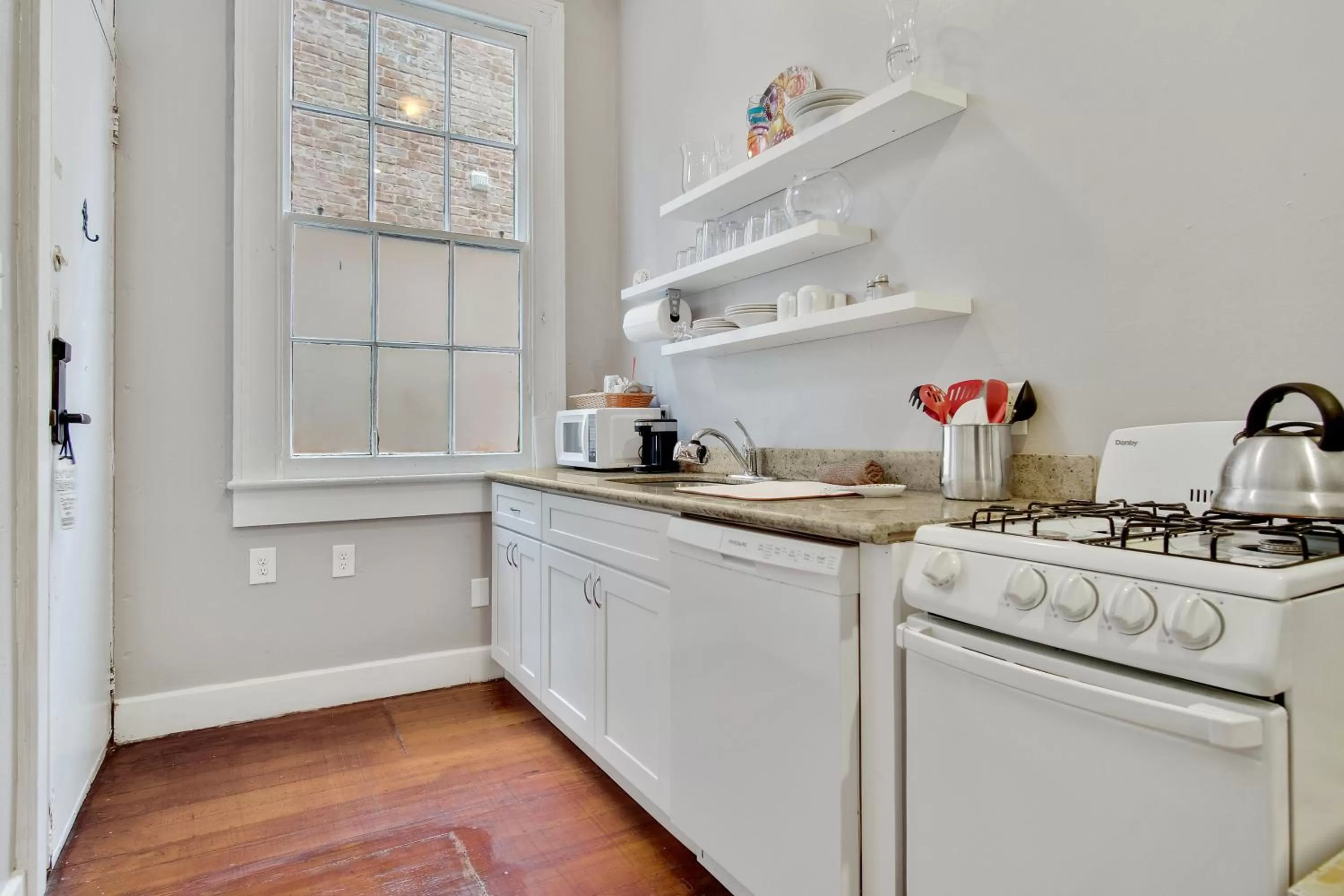Kitchen or kitchenette in Rathbone Mansions New Orleans