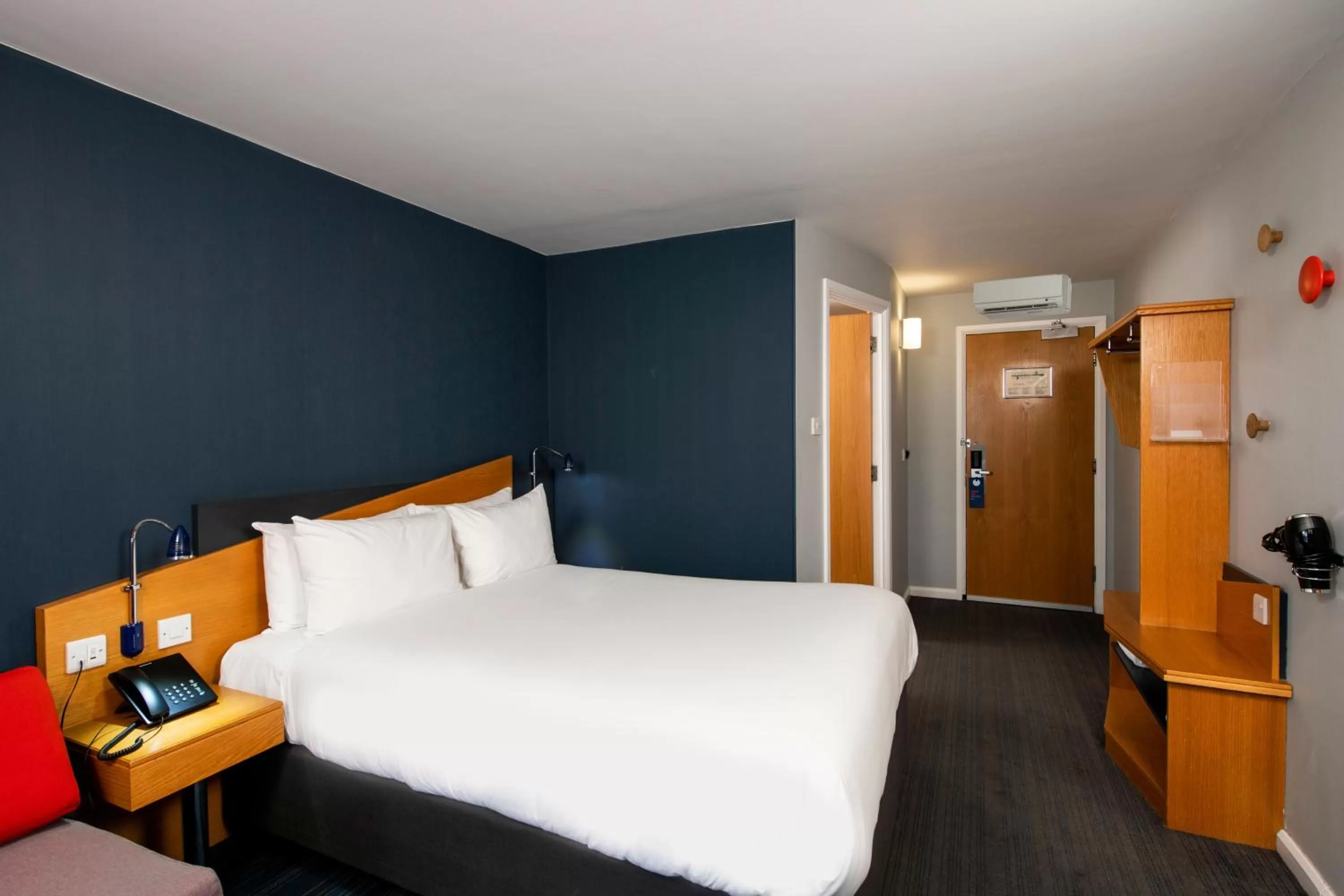 Bedroom, Bed in Holiday Inn Express Stirling by IHG