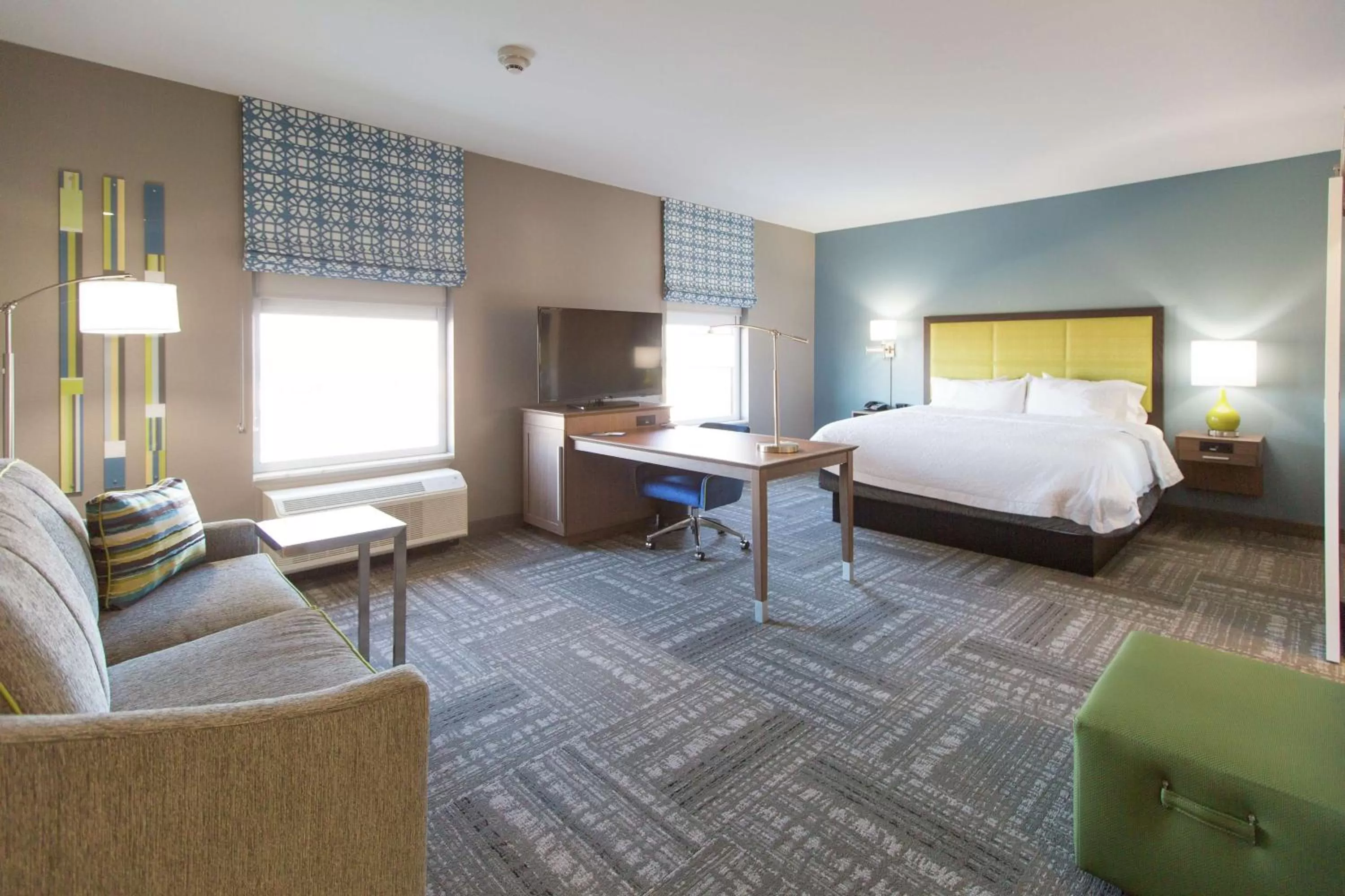 Bedroom, Bed in Hampton Inn & Suites Stroud