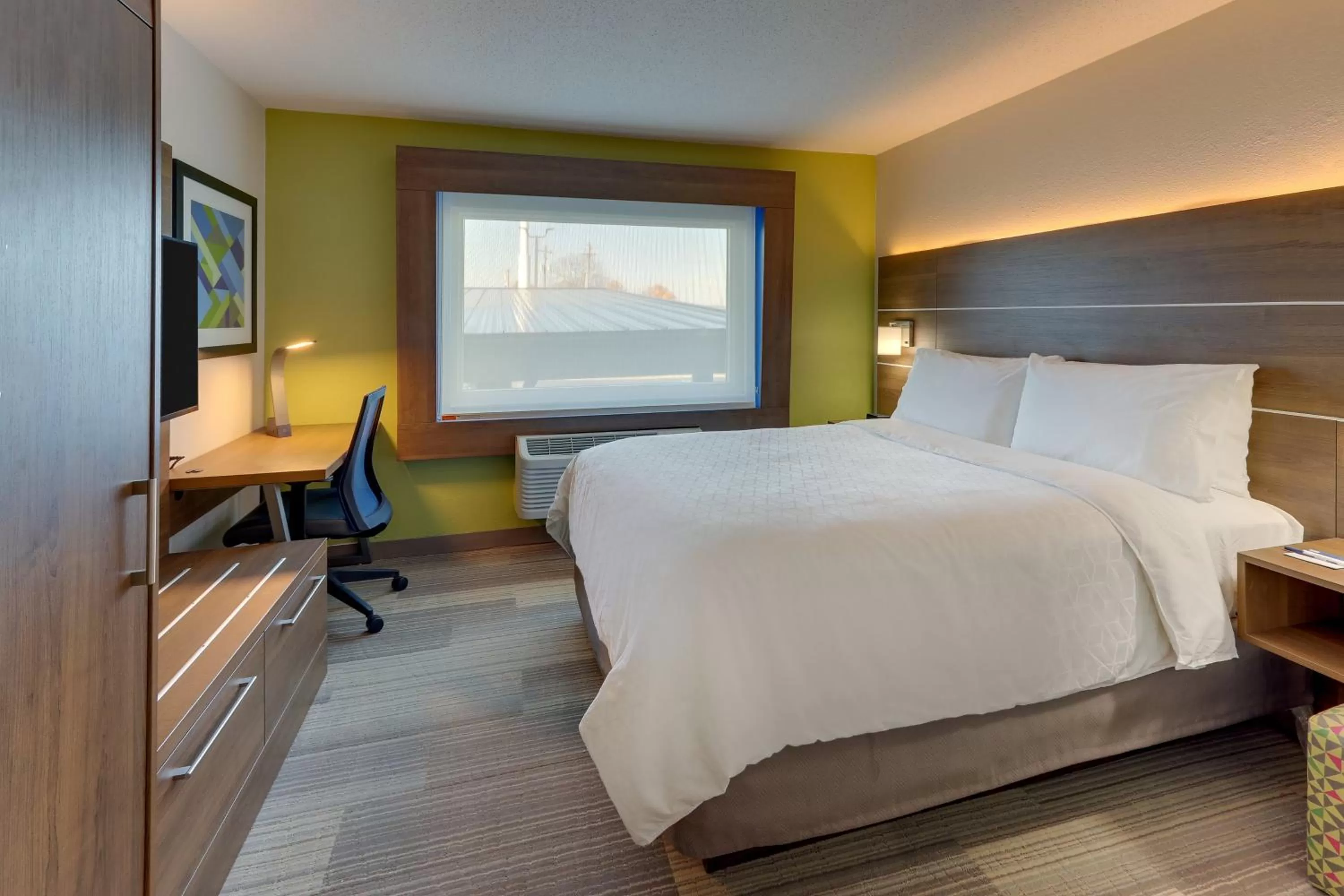 Photo of the whole room, Bed in Holiday Inn Express - Cincinnati North - Monroe by IHG