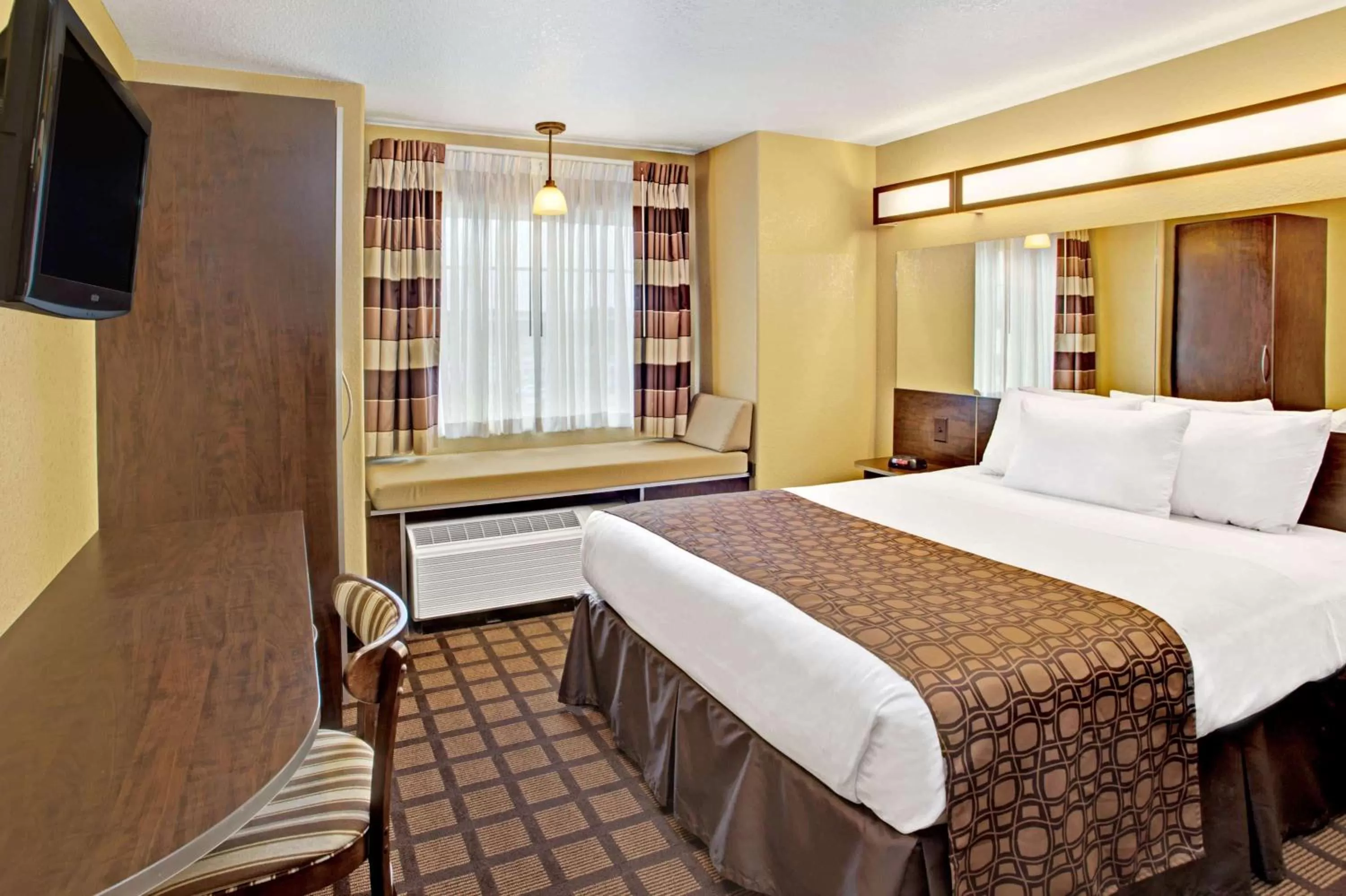 Photo of the whole room, Bed in Microtel Inn & Suites by Wyndham Round Rock