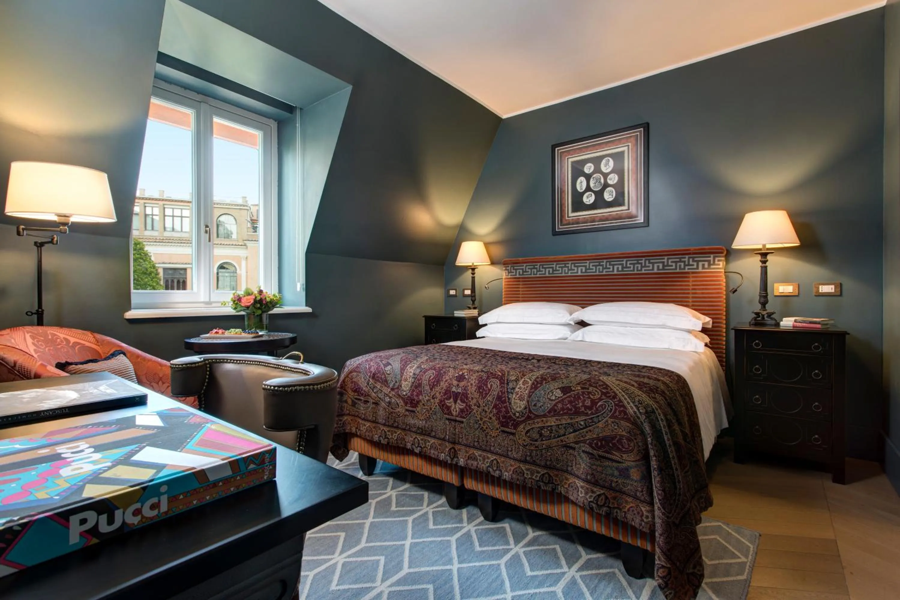 City view, Bed in Rocco Forte Hotel De La Ville