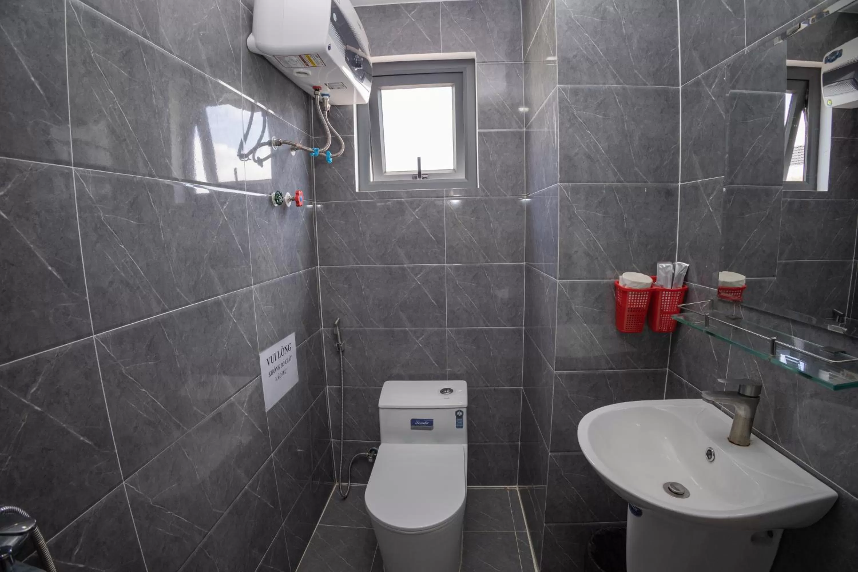 Shower, Bathroom in Hotel Thanh Nhung