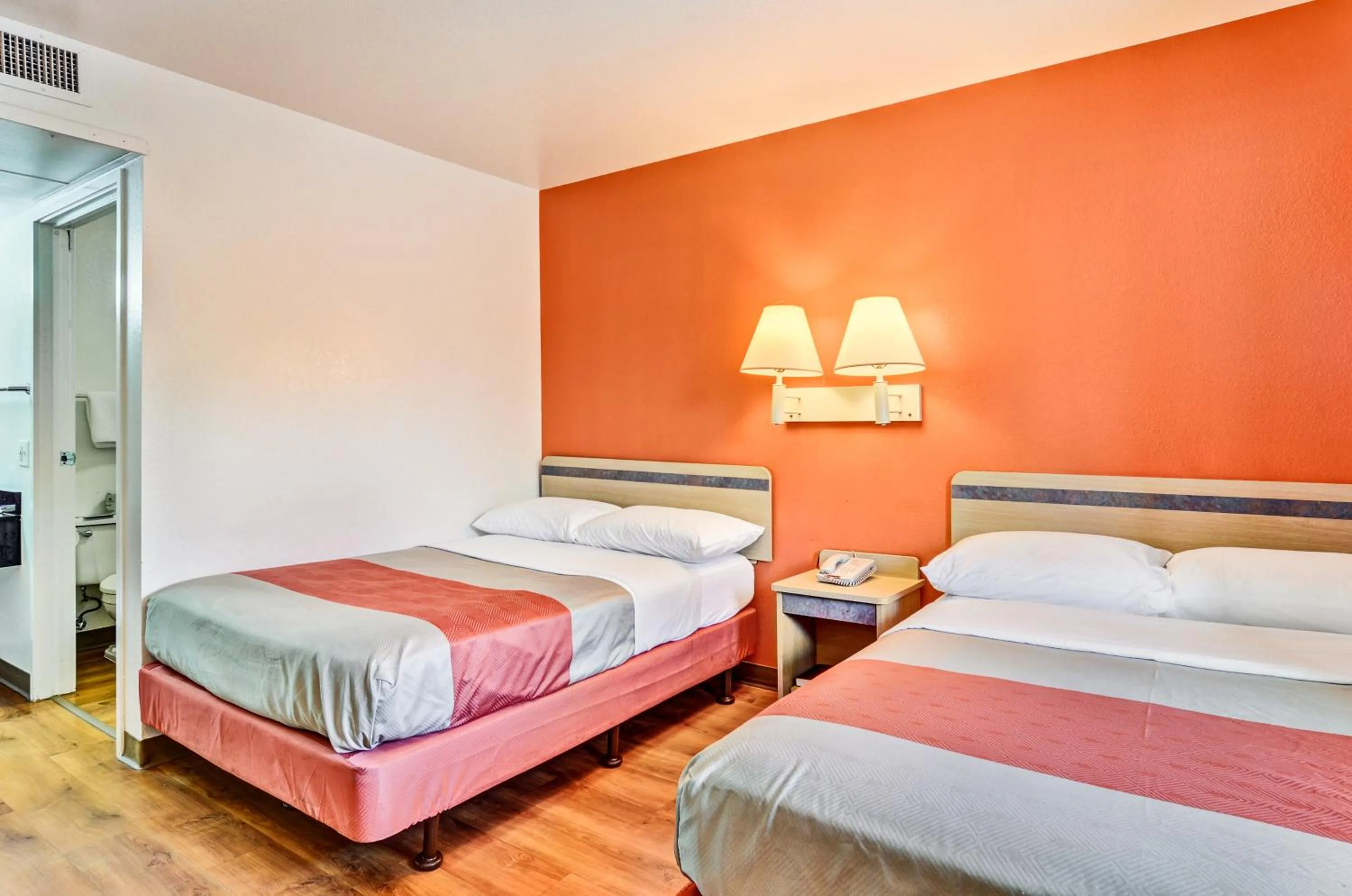 Bedroom, Bed in Motel 6-Pittsburgh, PA - Crafton