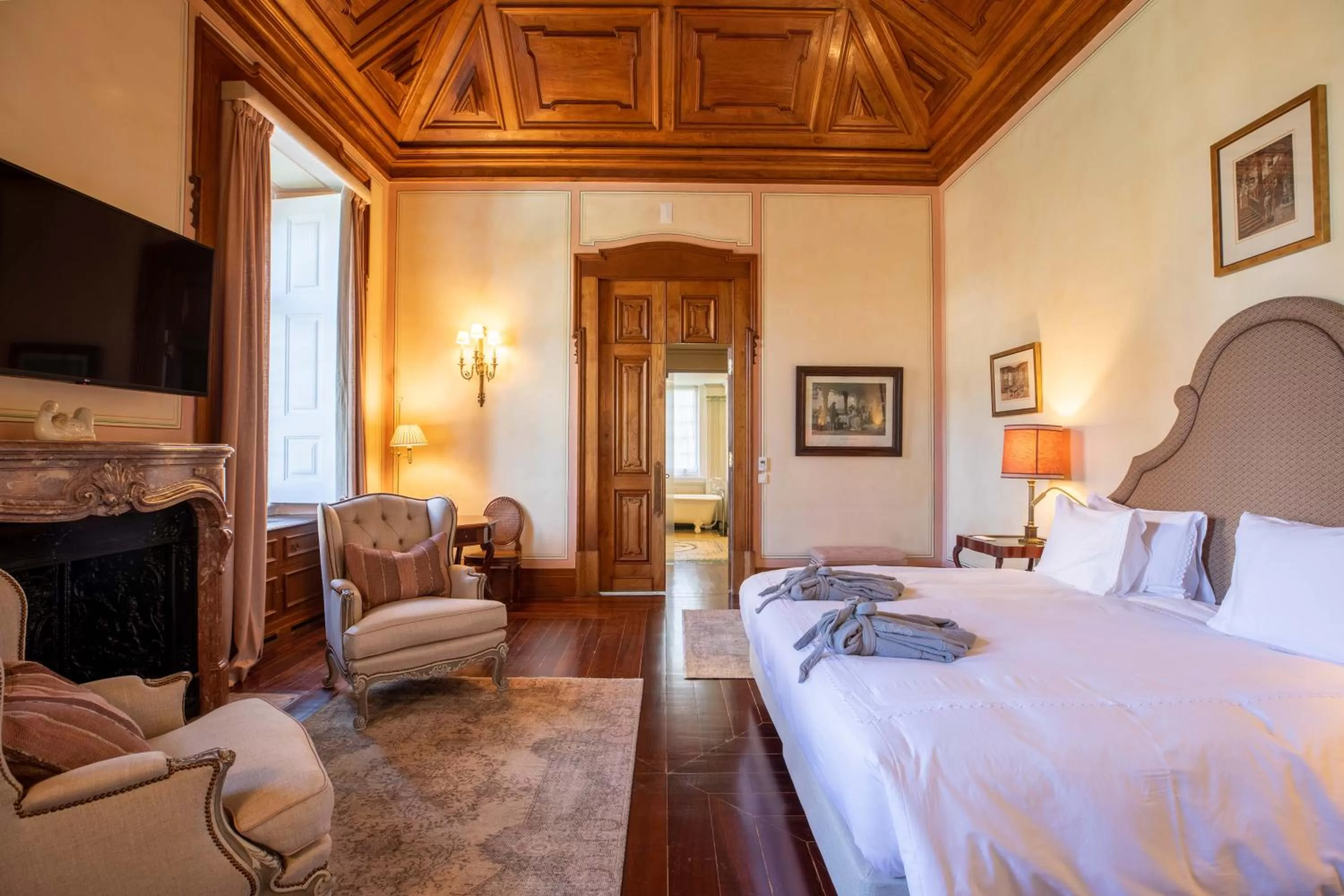 Photo of the whole room, Bed in Estoril Vintage Hotel