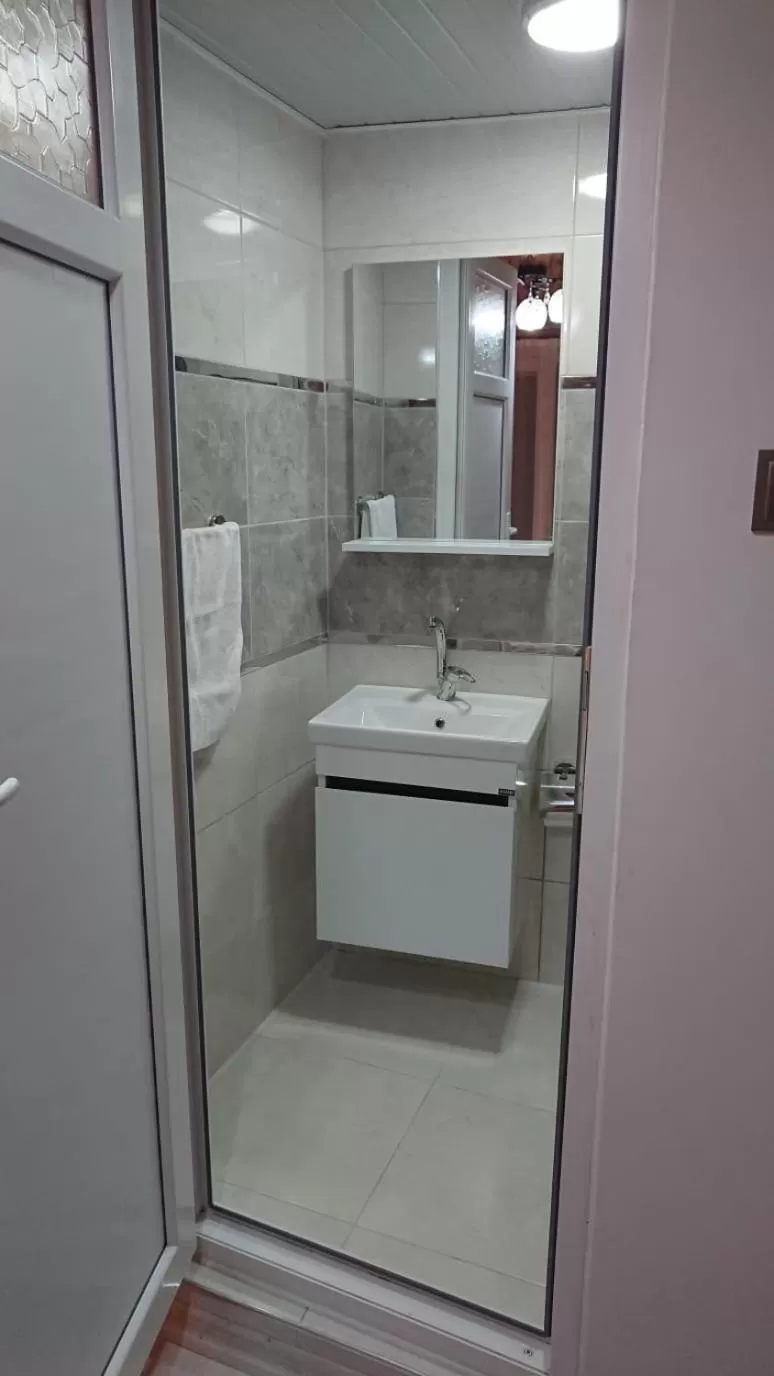 Bathroom in Ali's Pension ada alis