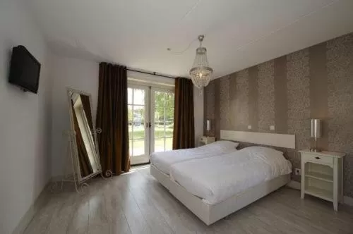 Bed in Recreatiepark Wiringherlant