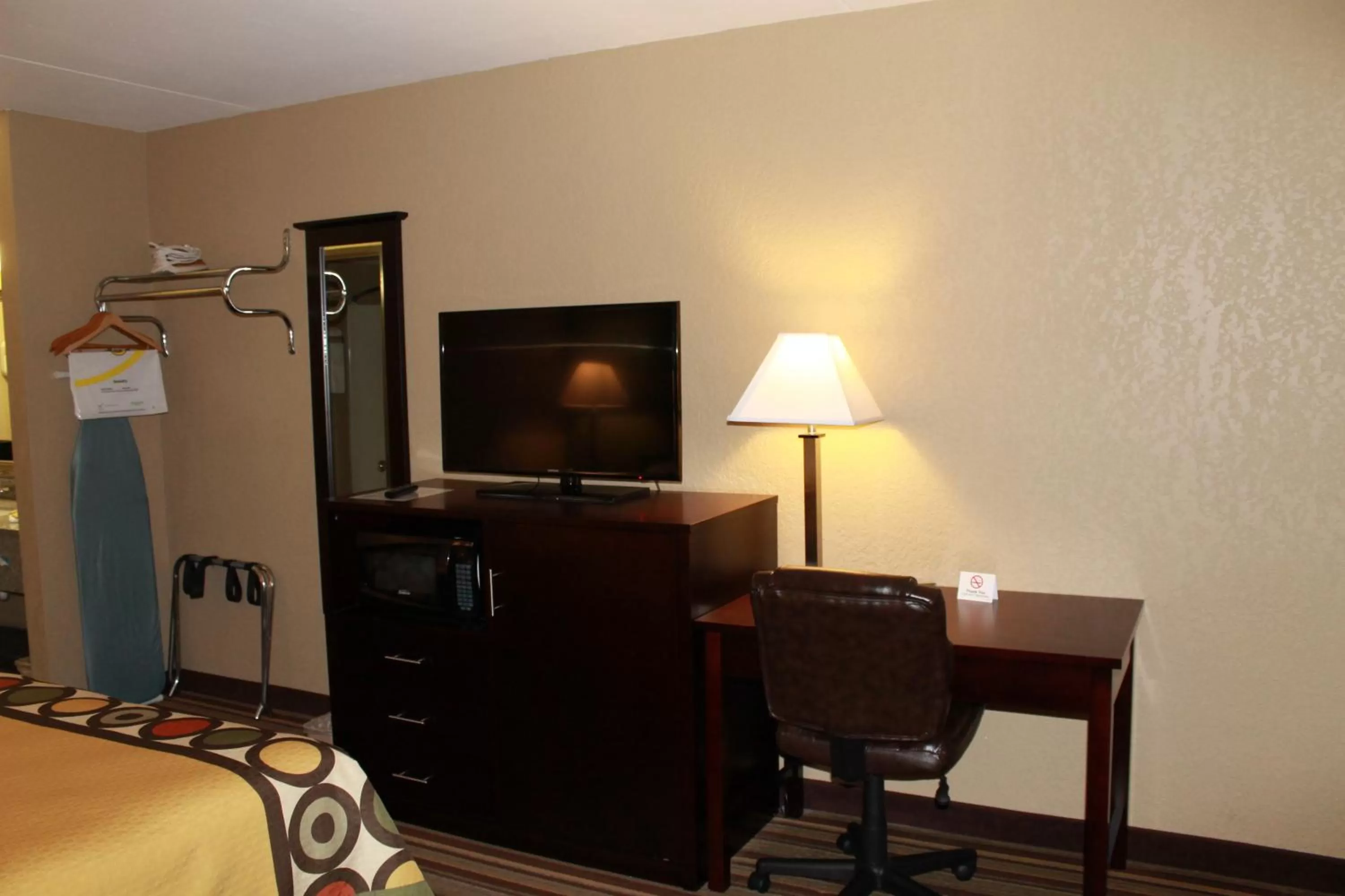 Seating area in Super 8 by Wyndham Morrilton