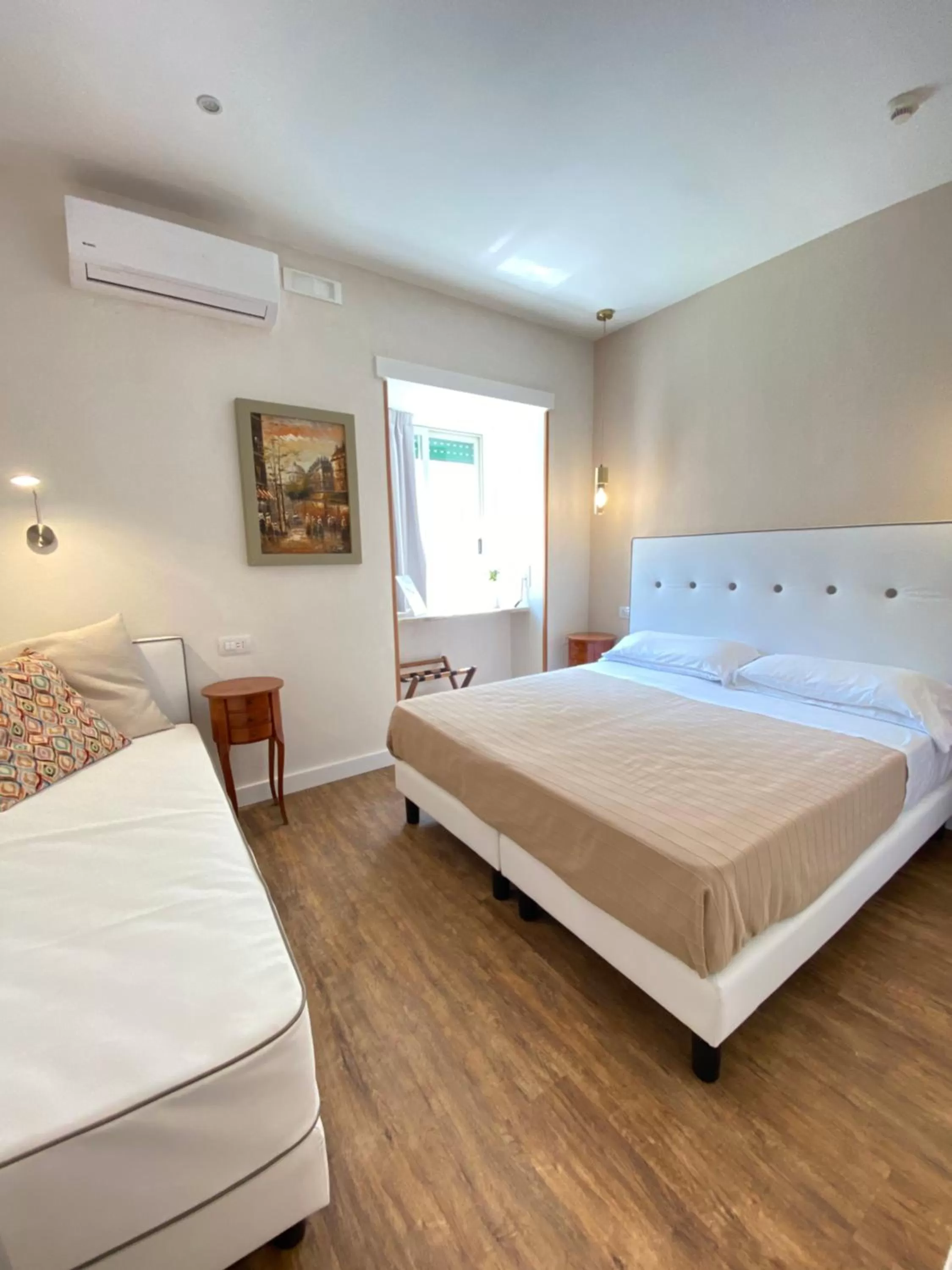 Photo of the whole room, Bed in Hotel Europeo Napoli