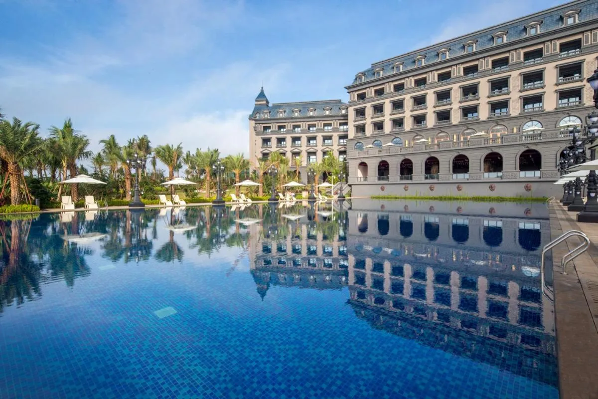 Swimming pool in Wyndham Garden Haikou South