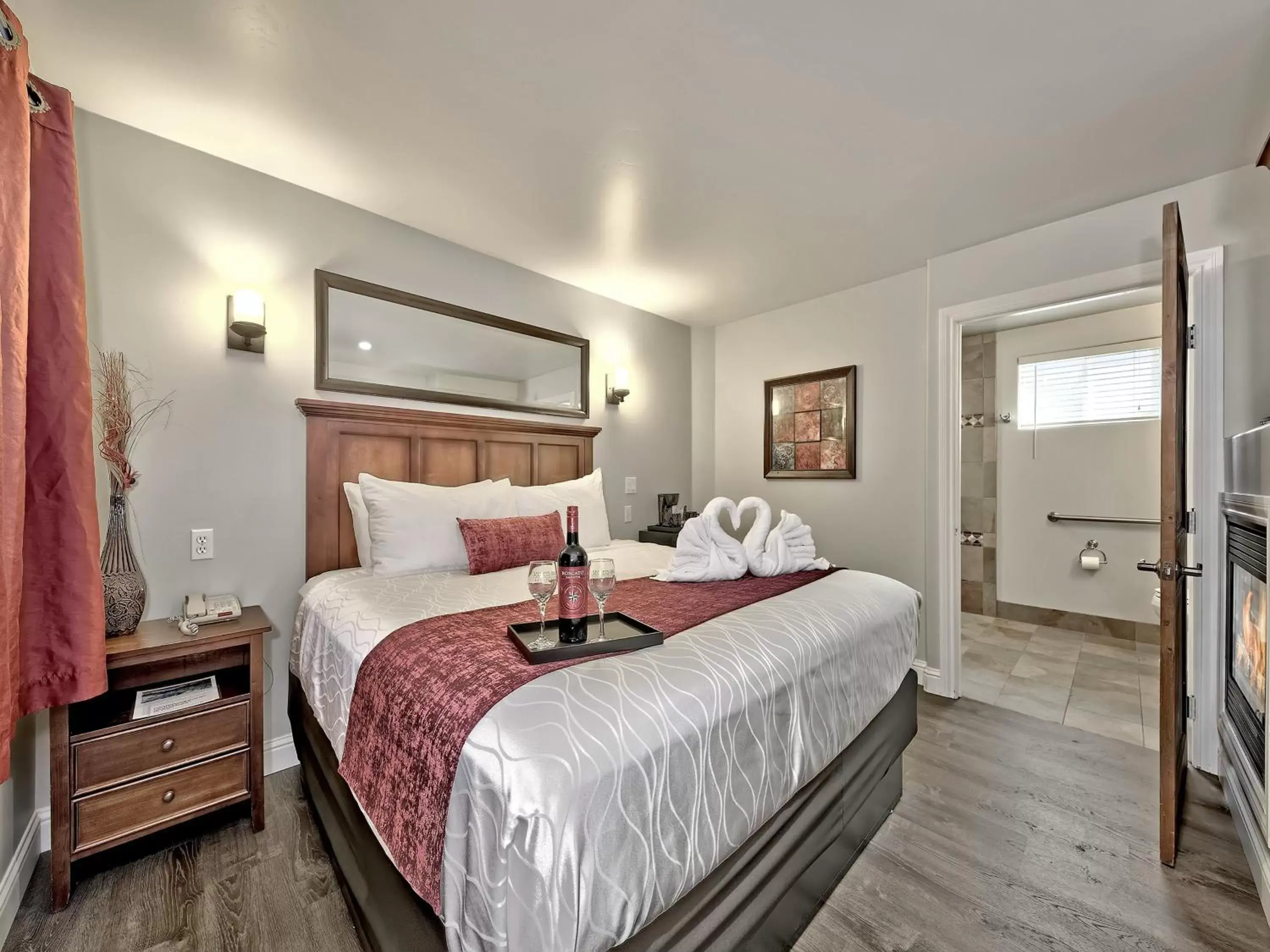 King Room in Secrets Inn Lake Tahoe King Room in Secrets Inn Lake Tahoe