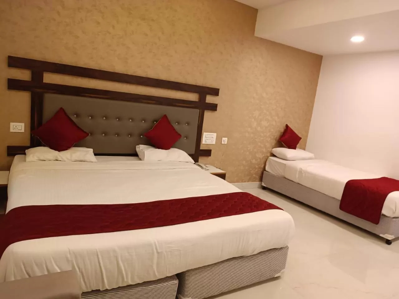 Bed in Hotel Woodside Prestige