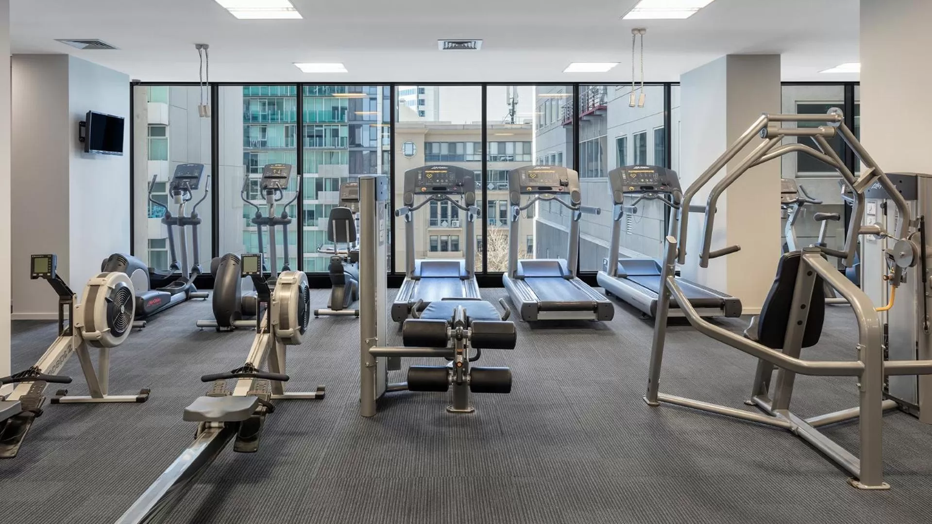 Fitness centre/facilities in Oaks Melbourne on William Suites