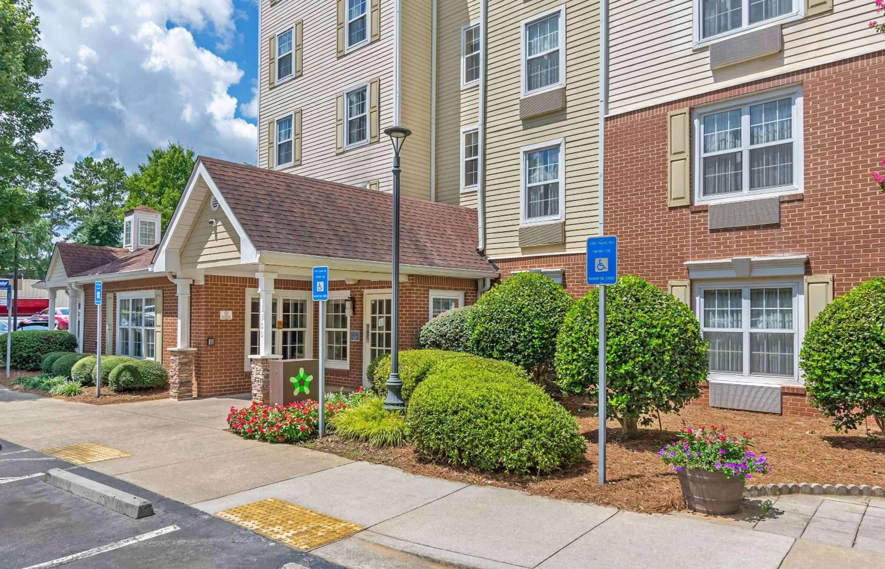 Property building in Extended Stay America Suites - Atlanta - Northlake