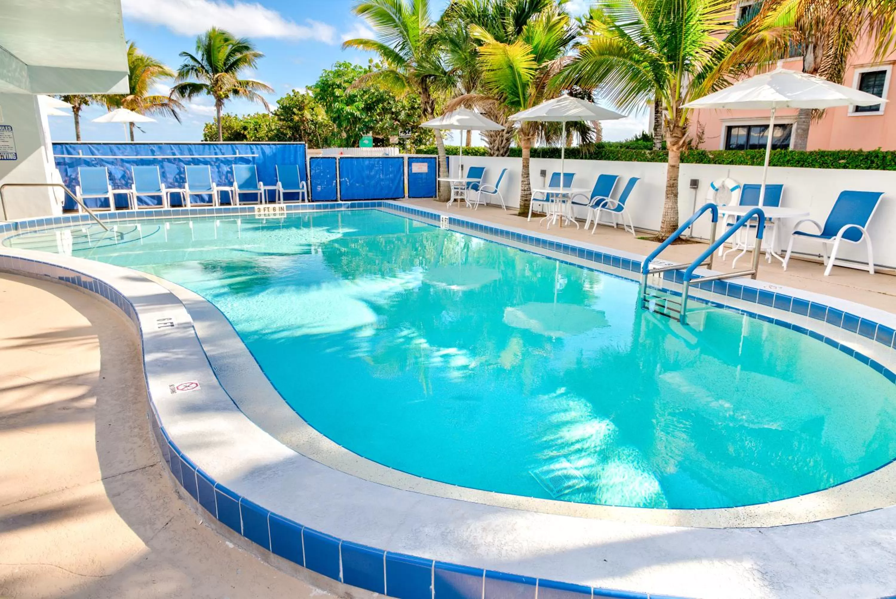 Swimming pool in Prestige Hotel Vero Beach