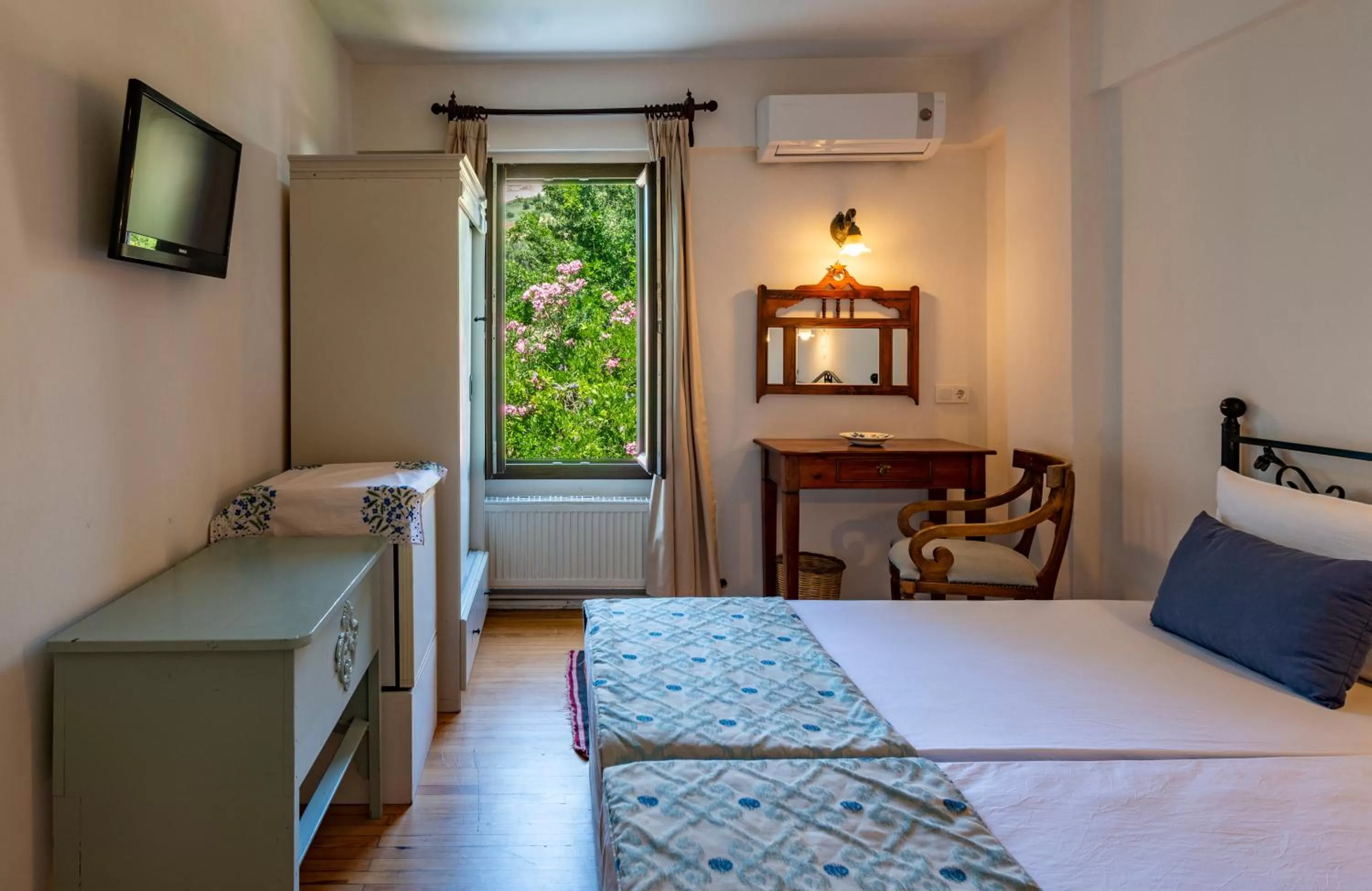 Photo of the whole room, Bed in Hotel Kalehan