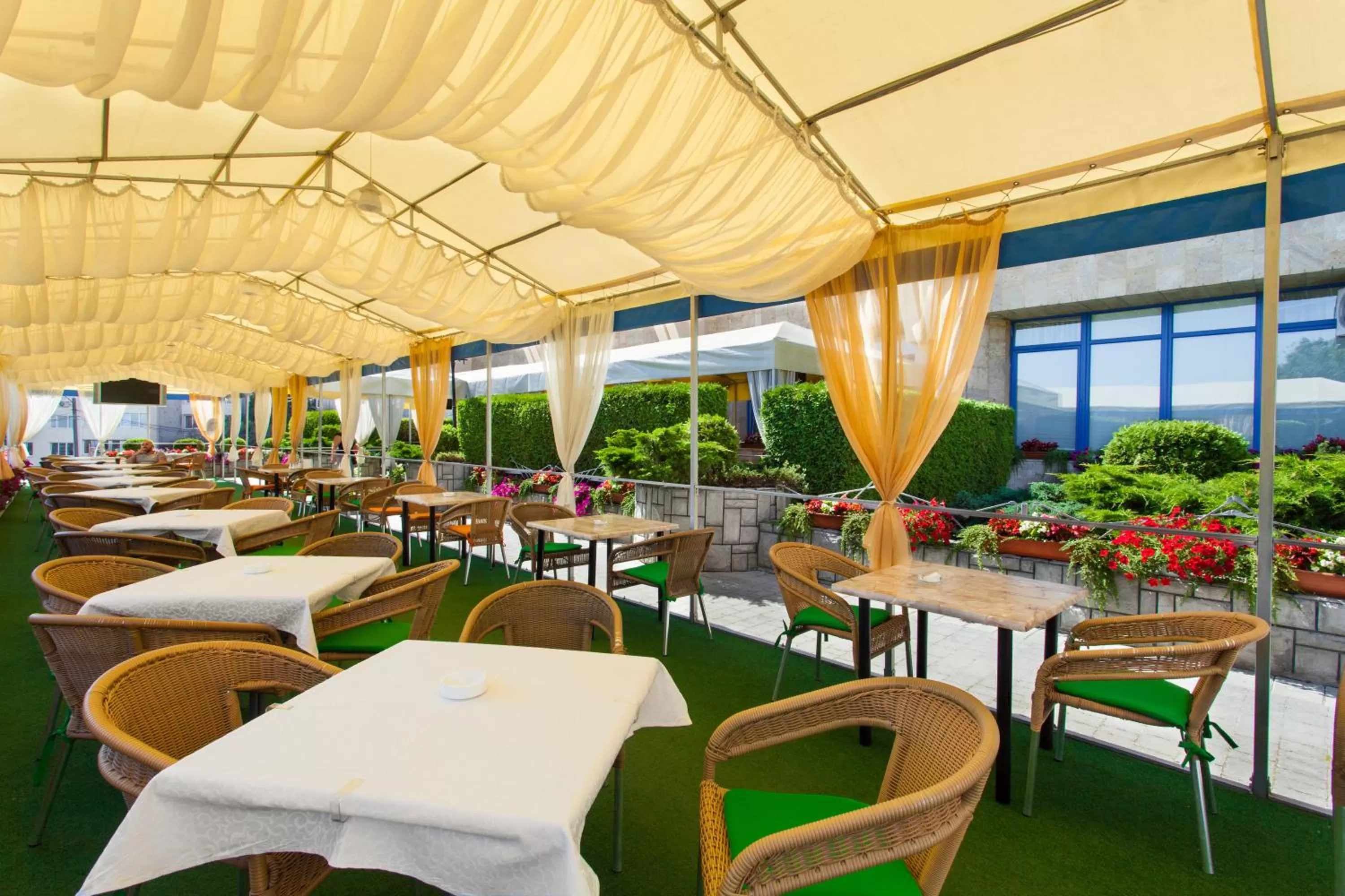 Restaurant/places to eat in Conference Hotel Suputnyk