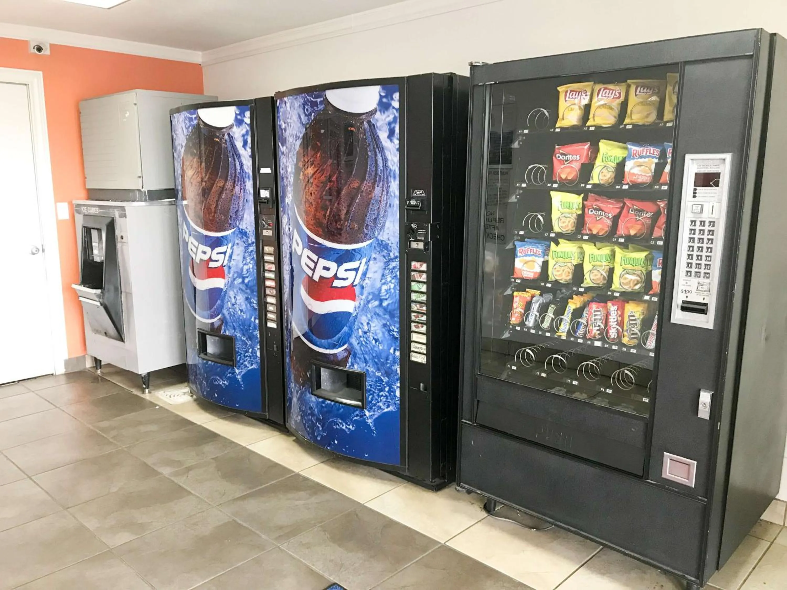 Property building in Motel 6-Anniston, AL