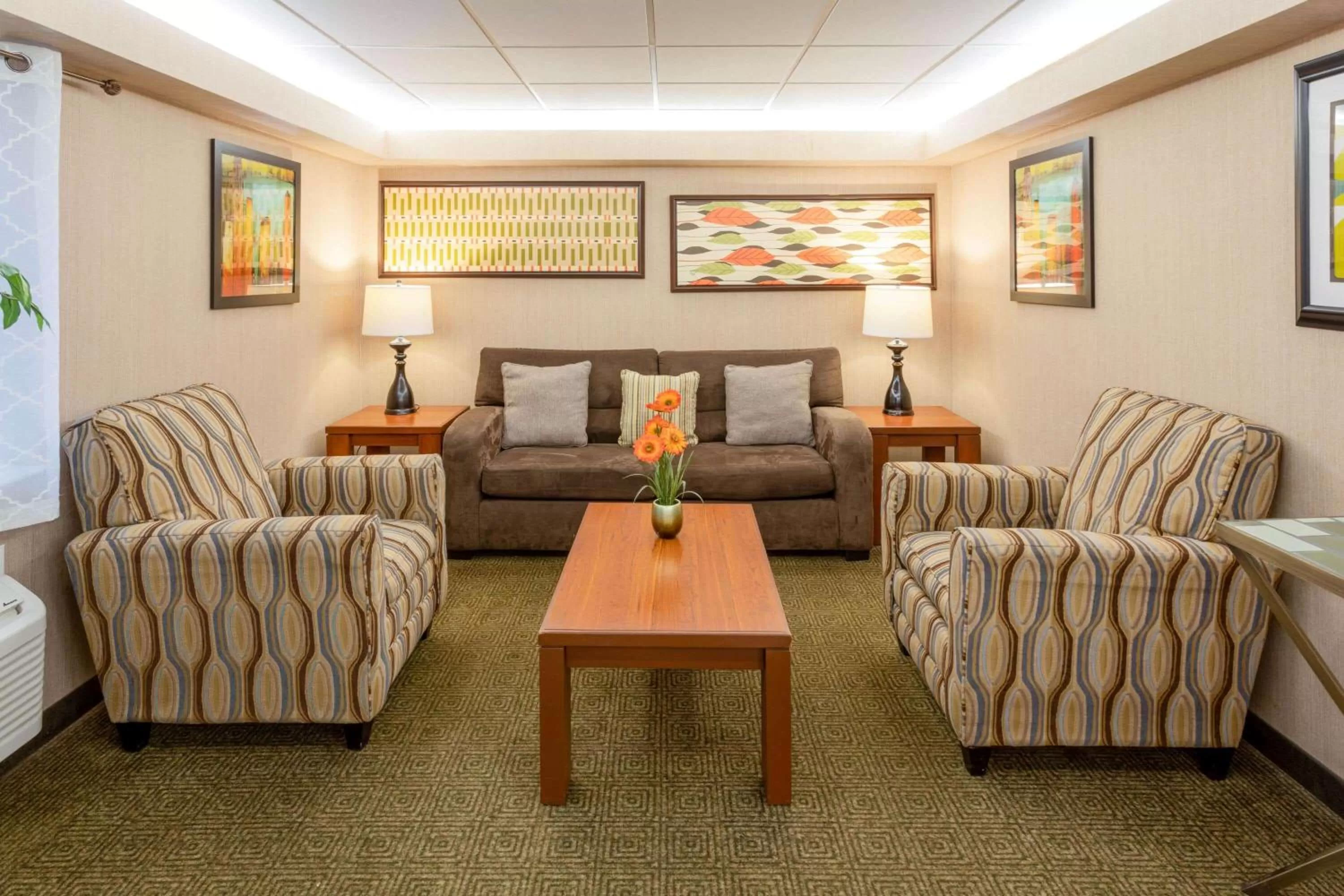 Seating area in La Quinta Inn by Wyndham Minneapolis Airport Bloomington