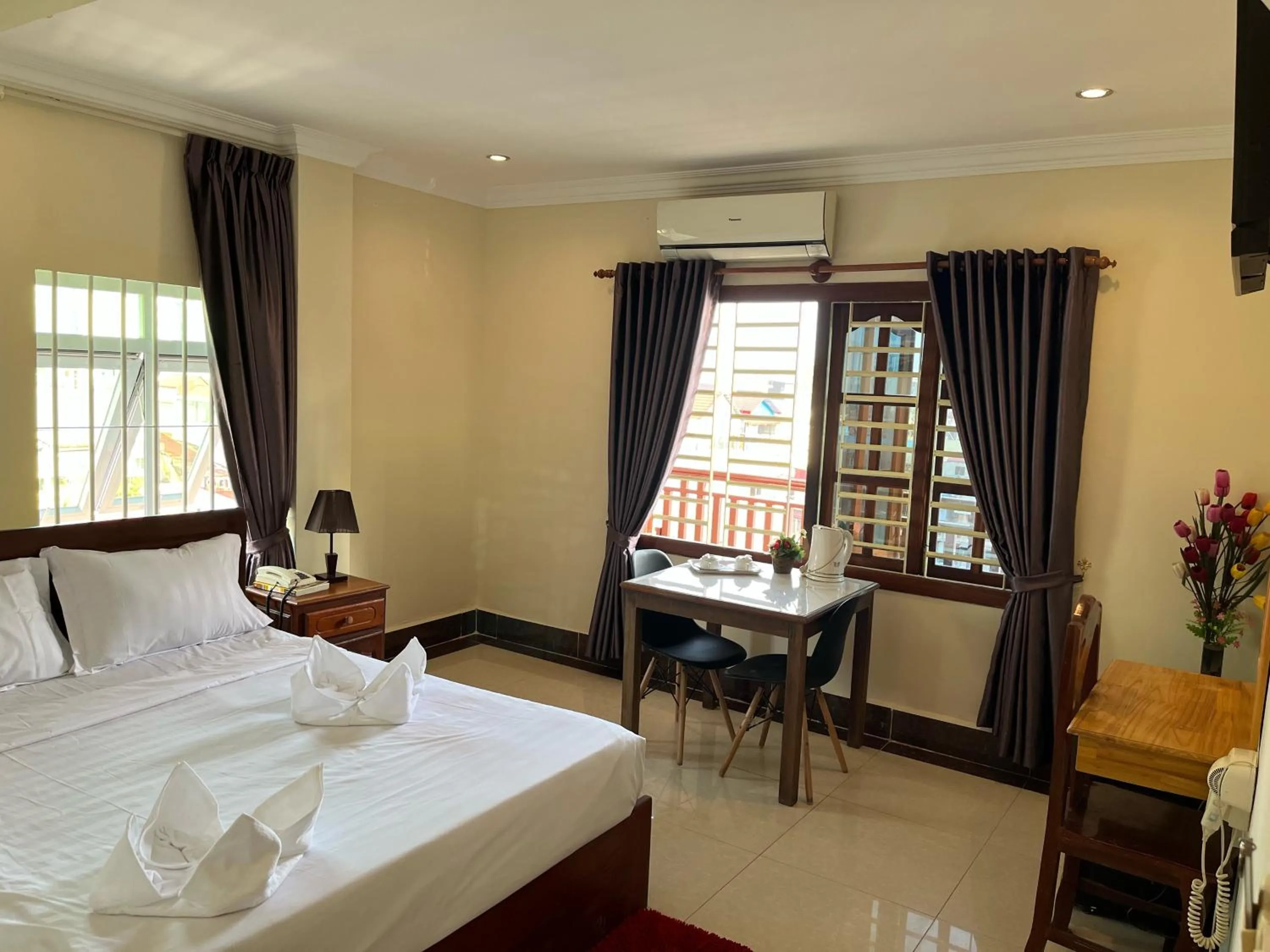 Street view, Bed in Queenwood Hotel