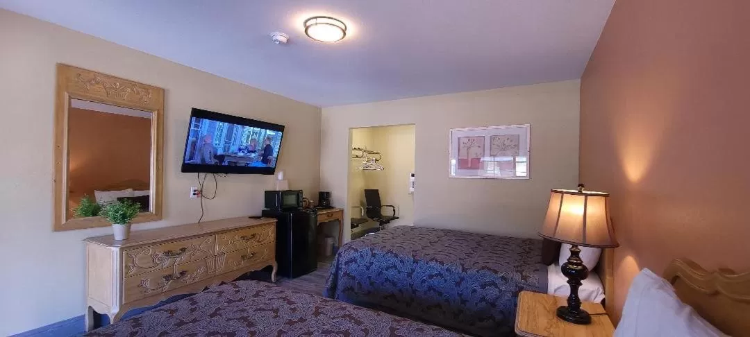 Photo of the whole room, Bed in Lakeview Inn