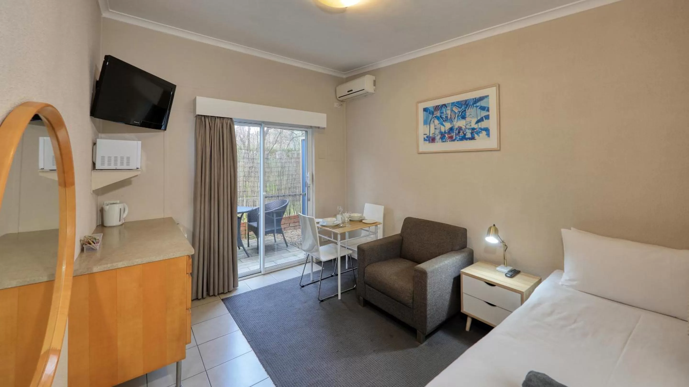 Bed in Hamilton Hume Motor Inn