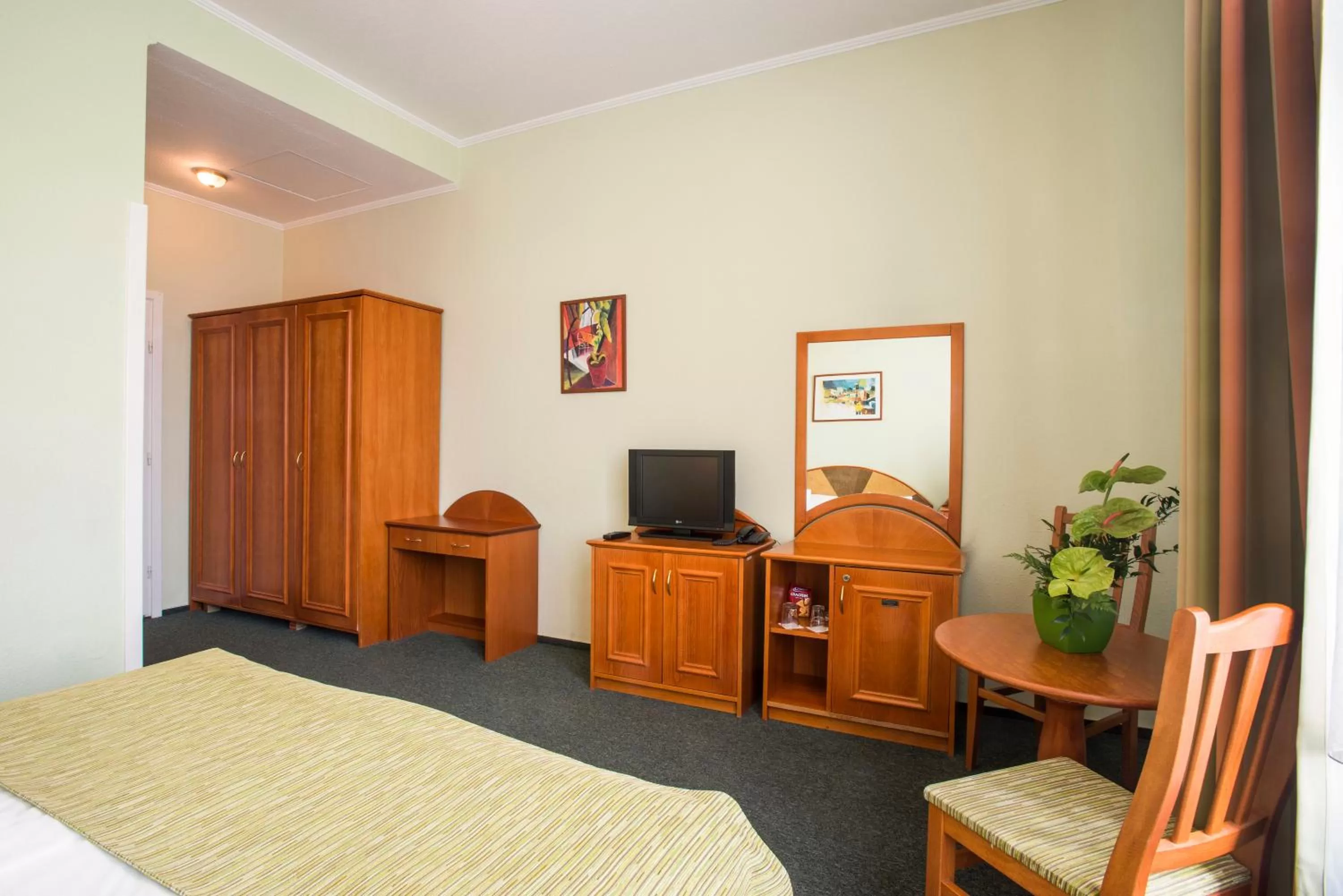 TV and multimedia, Bed in Baross City Hotel - Budapest