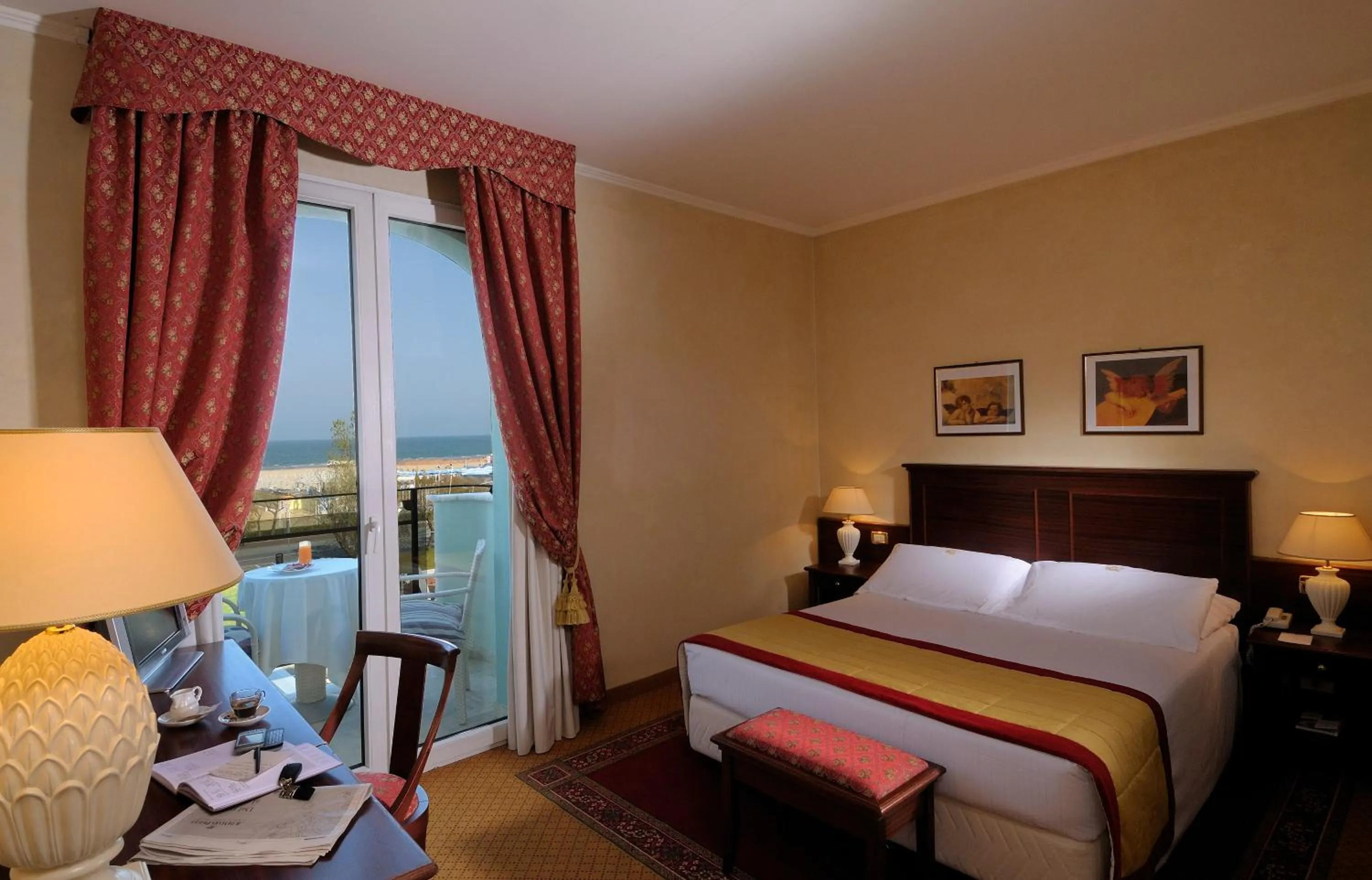 Photo of the whole room, Bed in Hotel De Londres