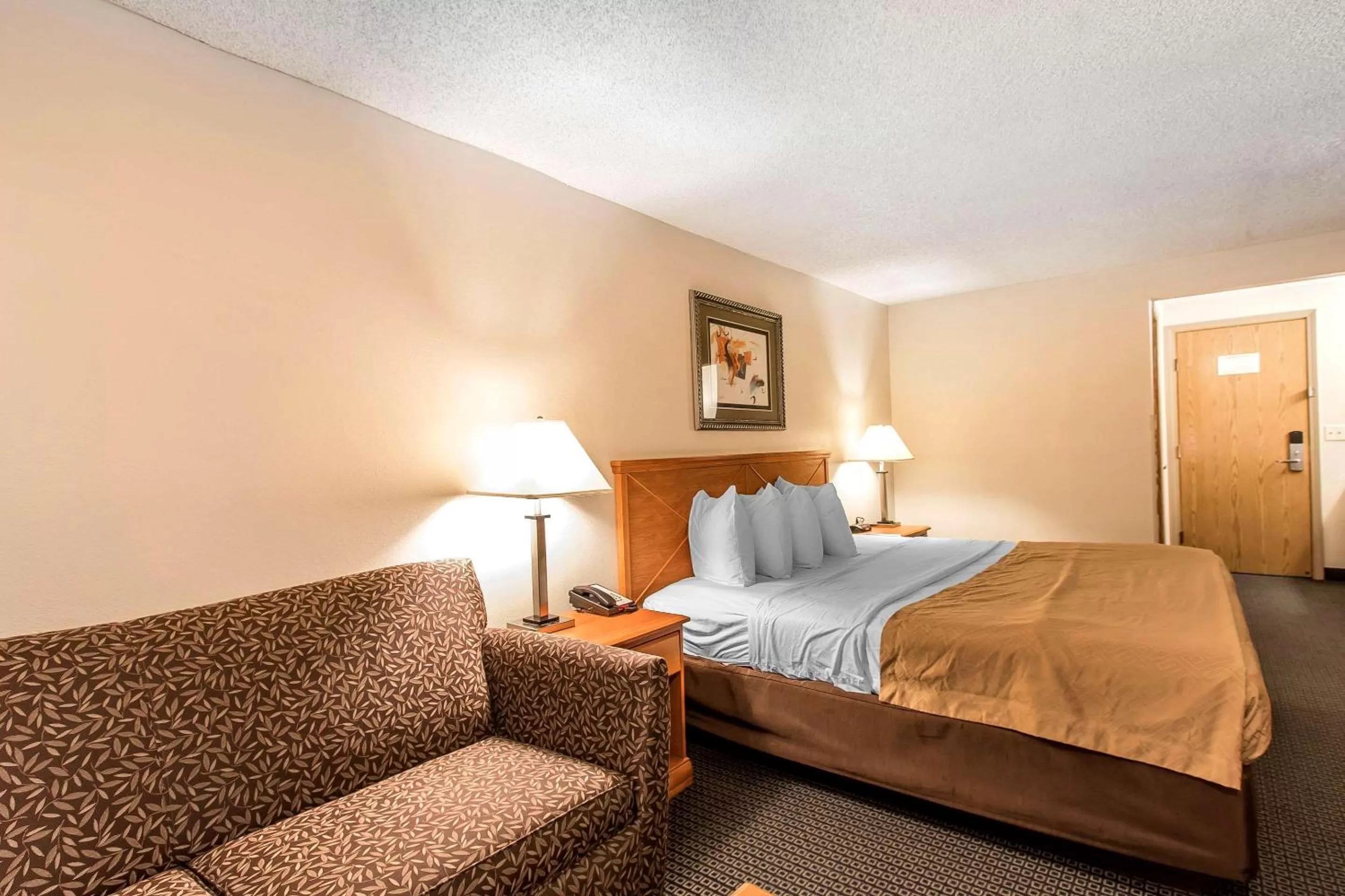 Photo of the whole room, Bed in Econo Lodge Inn & Suites Clinton