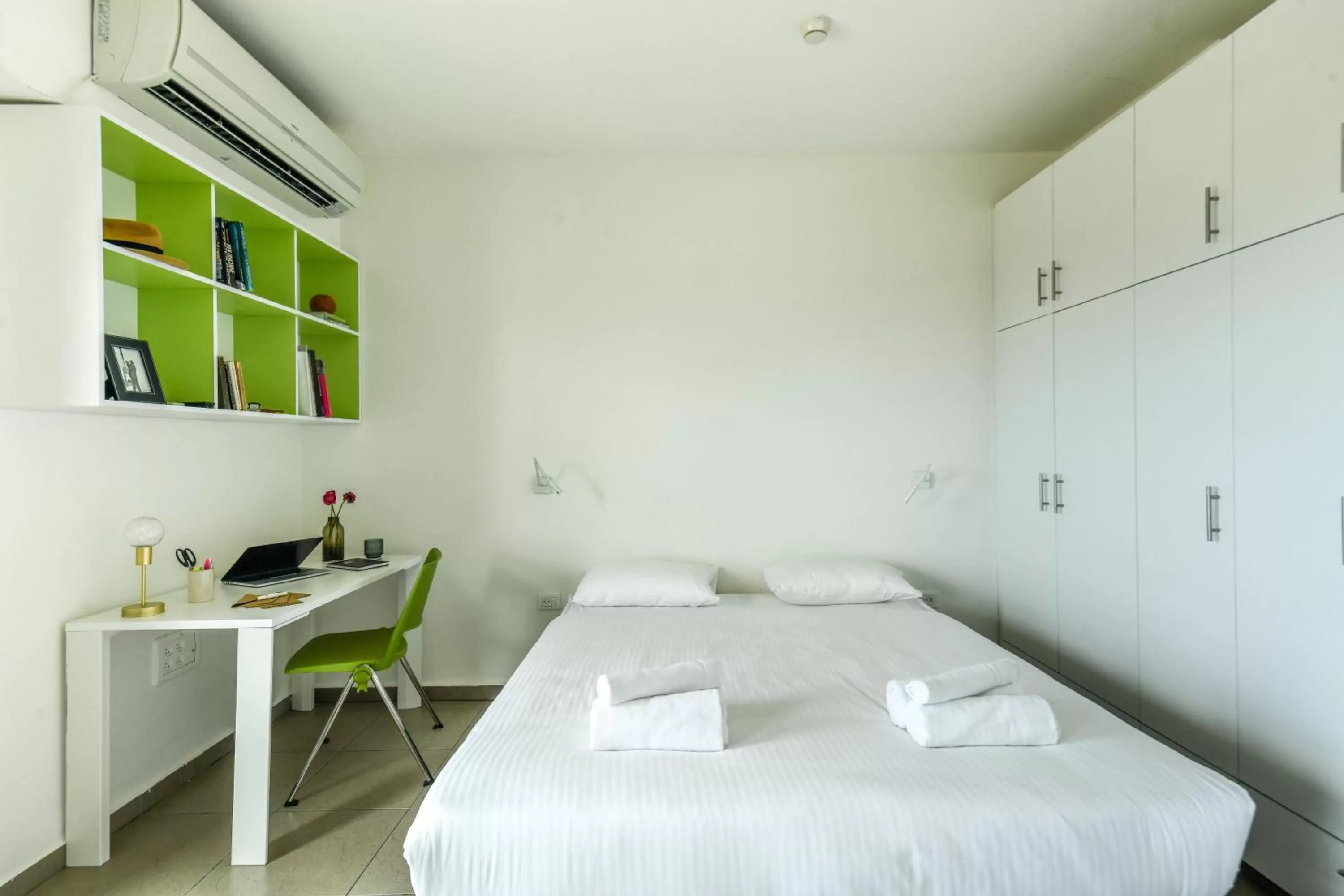 Bed in דירות גני תערוכה - TLV university apartments near Expo by Sea N' Rent